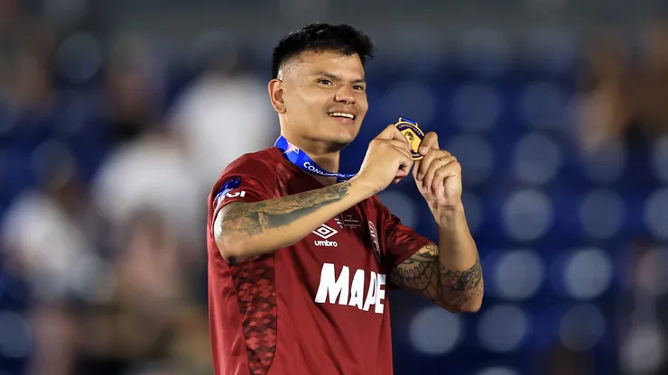 Goleador argentino arriba al elenco celeste a última hora.