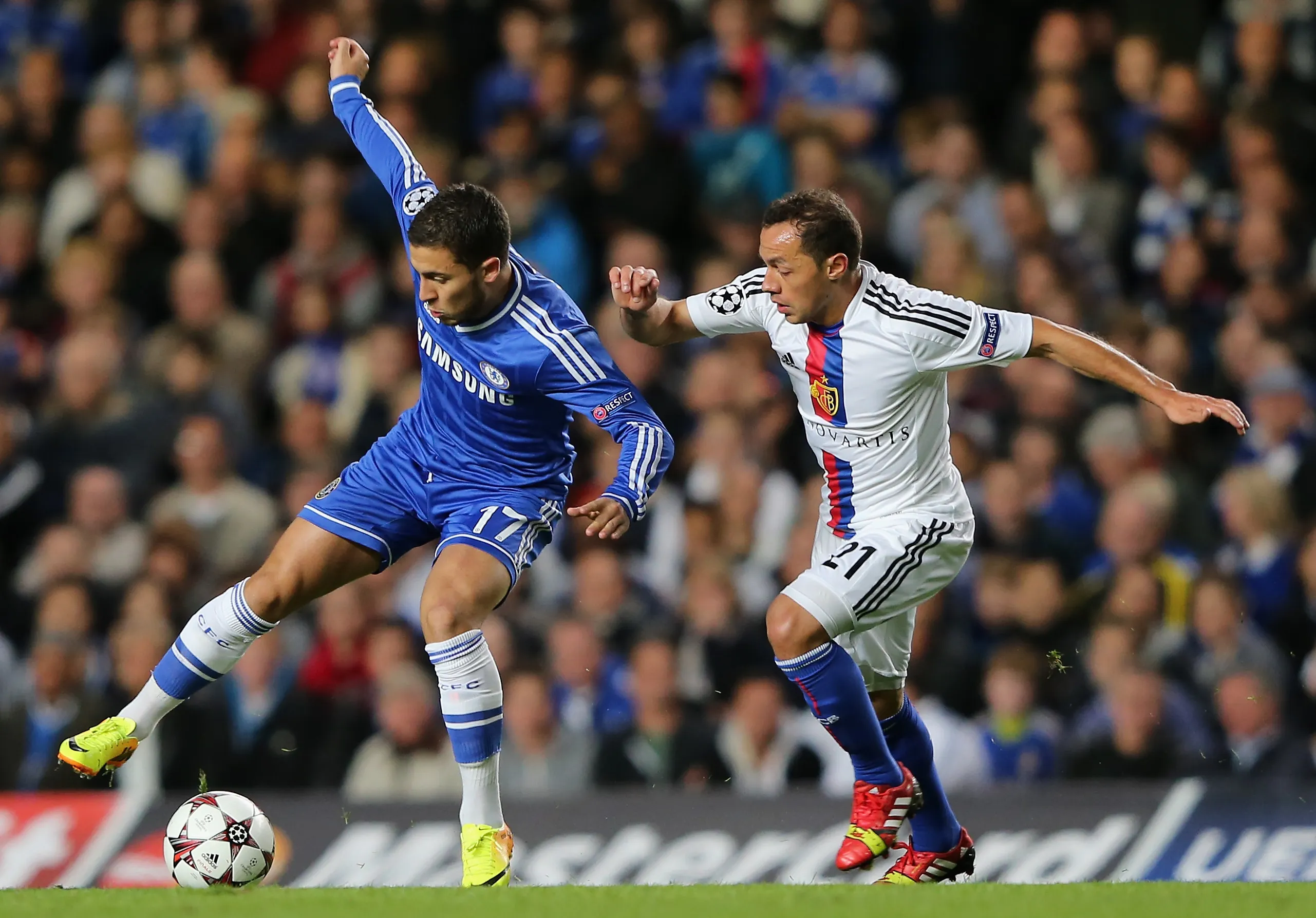 Marcelo Díaz enfrentando a Eden Hazard. Imagen: Getty