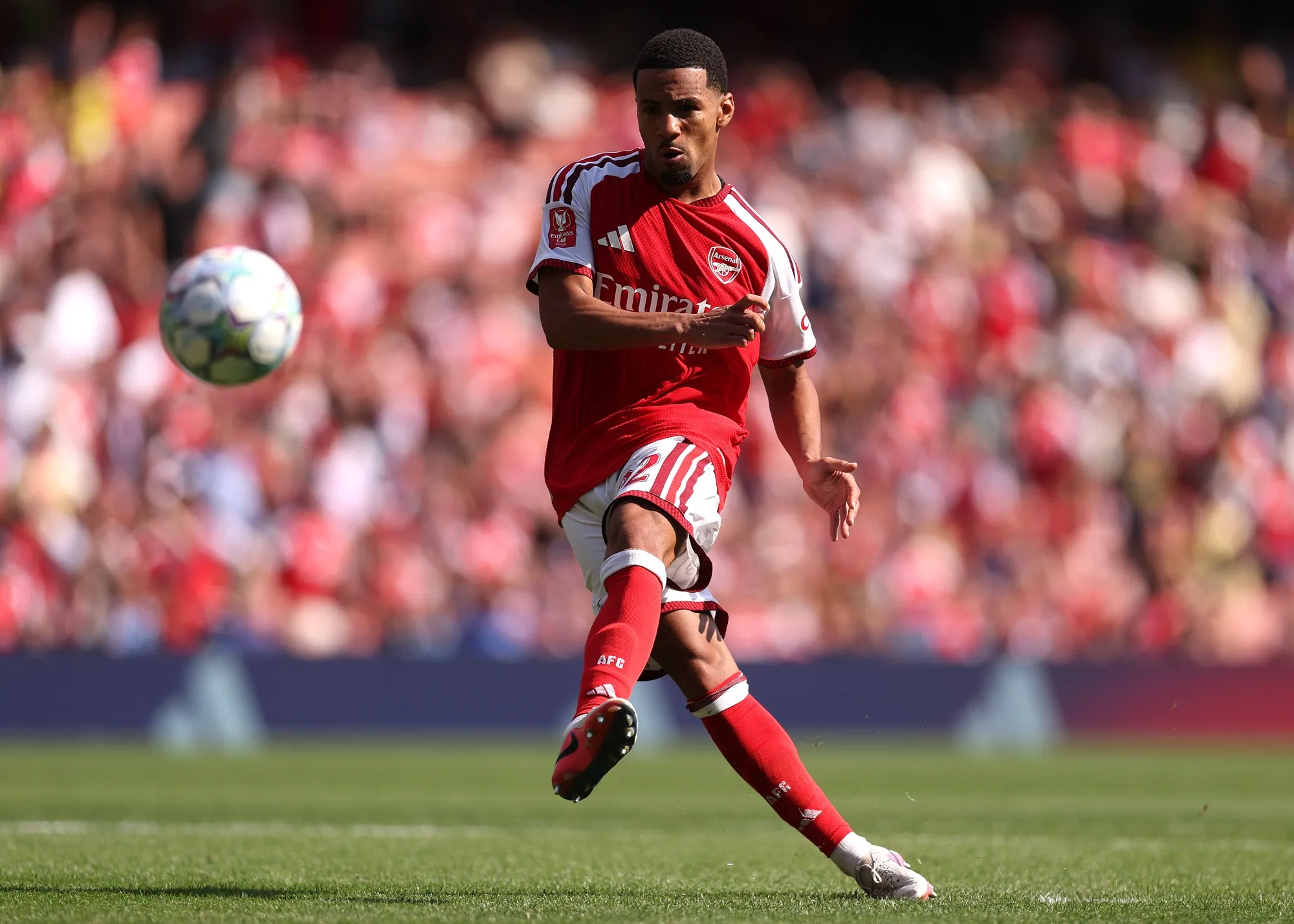 Ethan Nwaneri en acción por el Arsenal durante la pretemporada. (Alex Pantling/Getty Images).