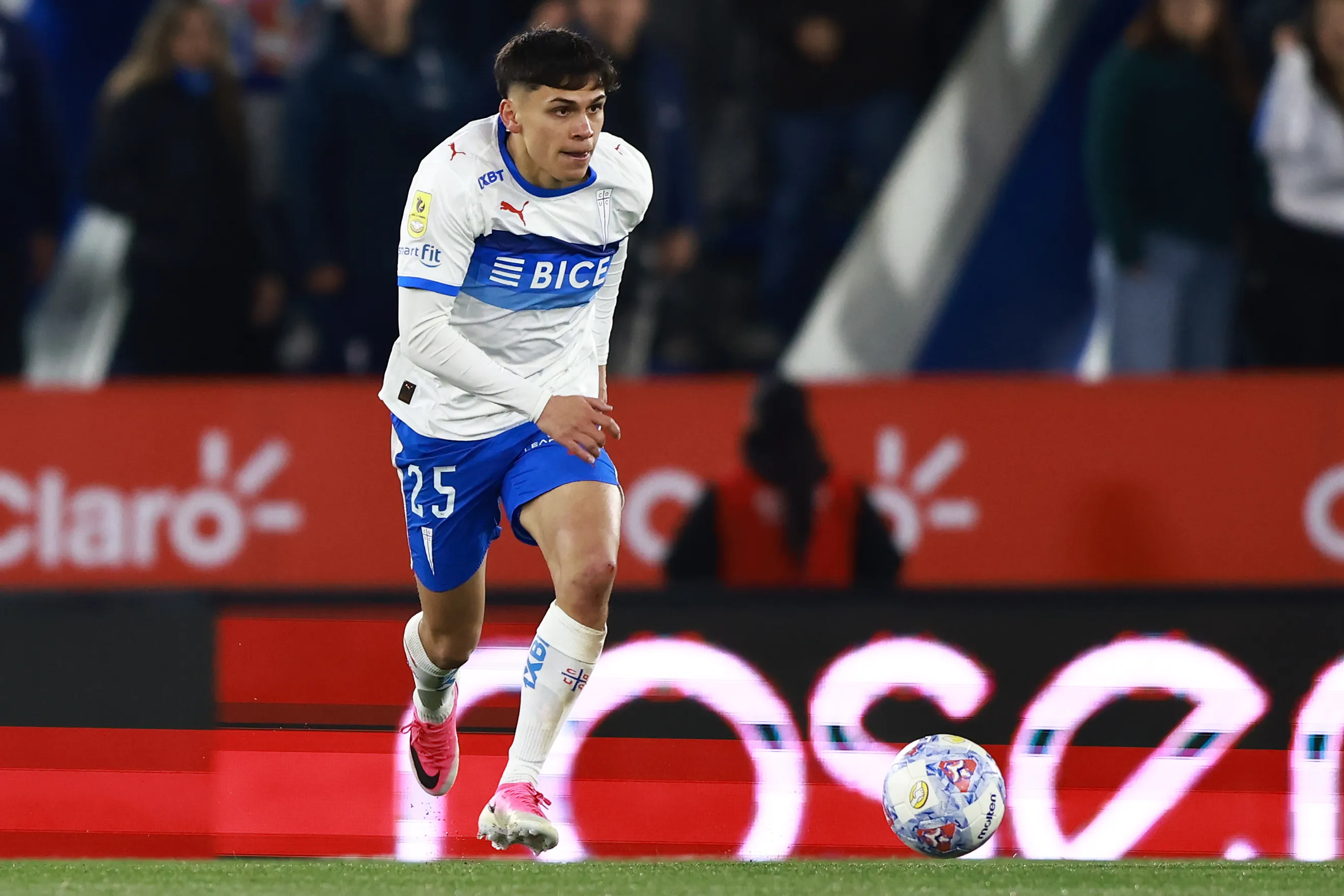 Diego Corral tendrá muchas oportunidades de jugar este semestre en la UC. (Felipe Zanca/Photosport).
