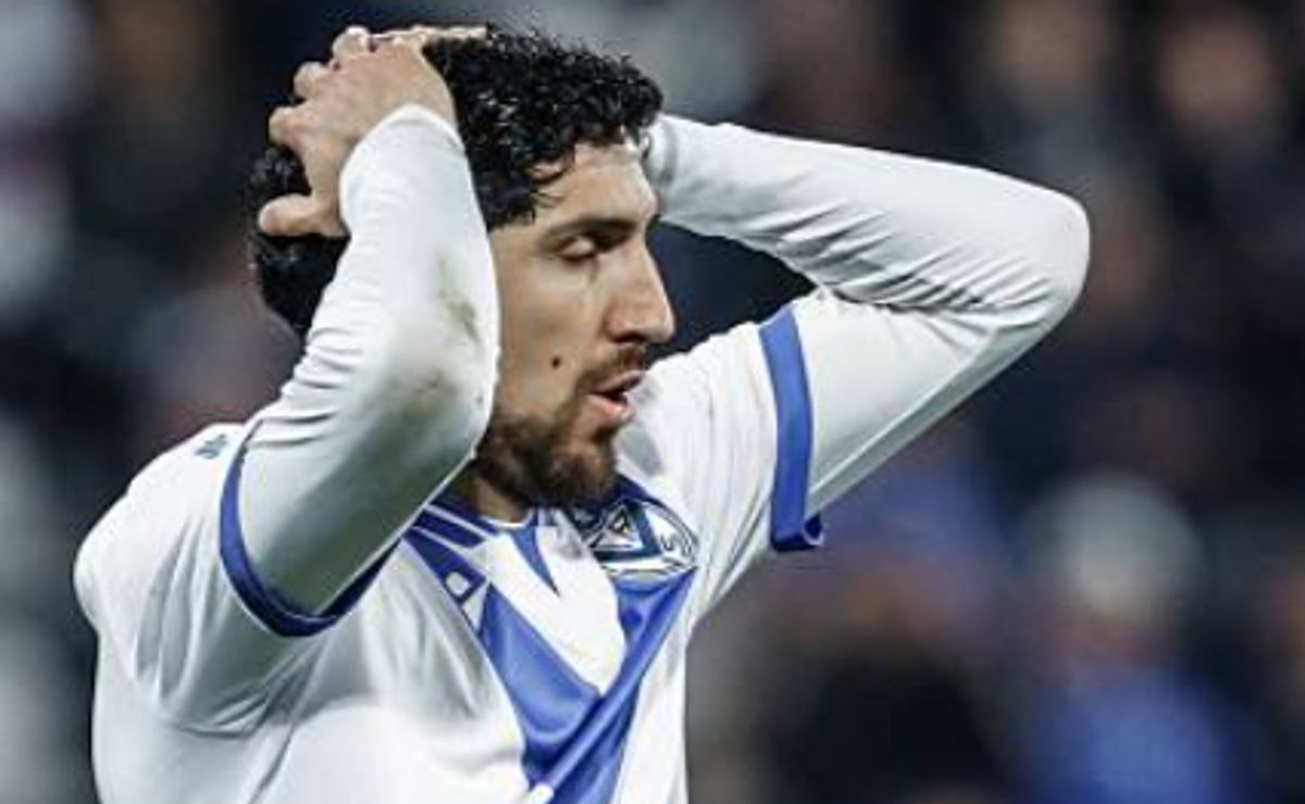 Tras caerse su fichaje en Colo Colo, DT de Vélez anticipa retorno de Diego Valdés vs un gigante