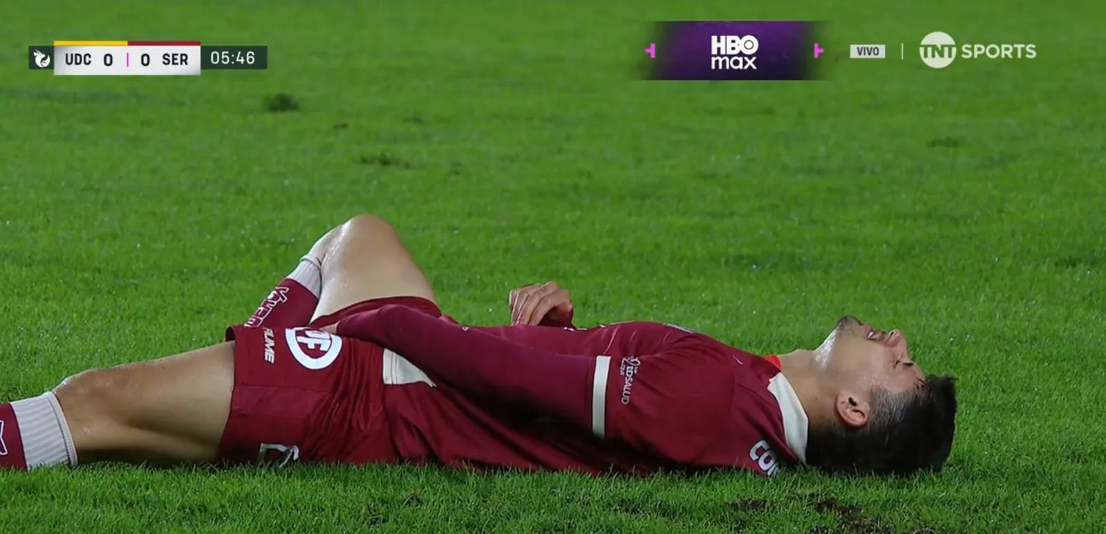 Así quedó Alexander Oroz tras su temprana lesión ante la UdeC. (Captura TNT Sports).