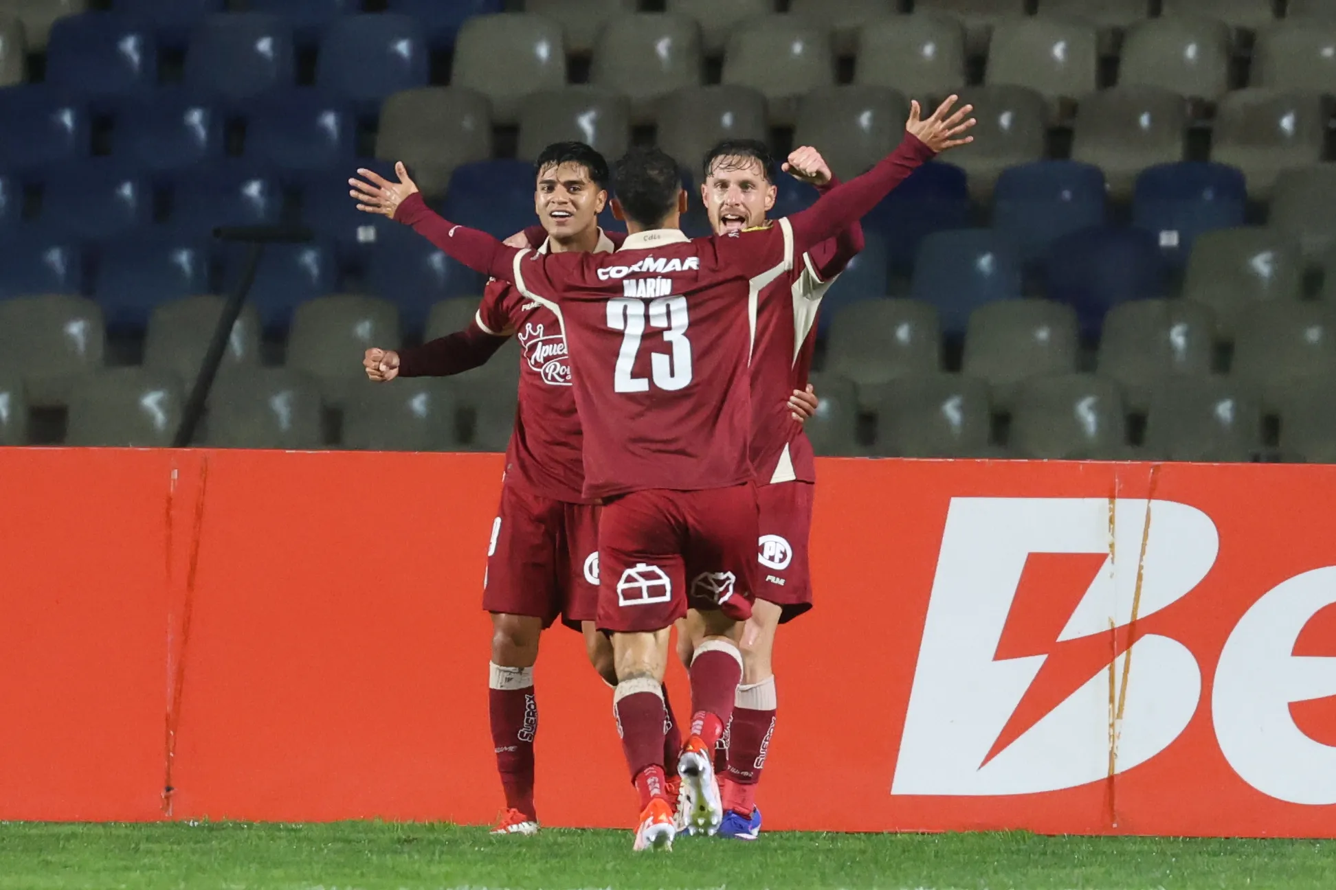 Así celebraron Matías Pinto, Matías Marín y Ángelo Henríquez el 1-0 parcial. (Eduardo Fortes/Photosport).