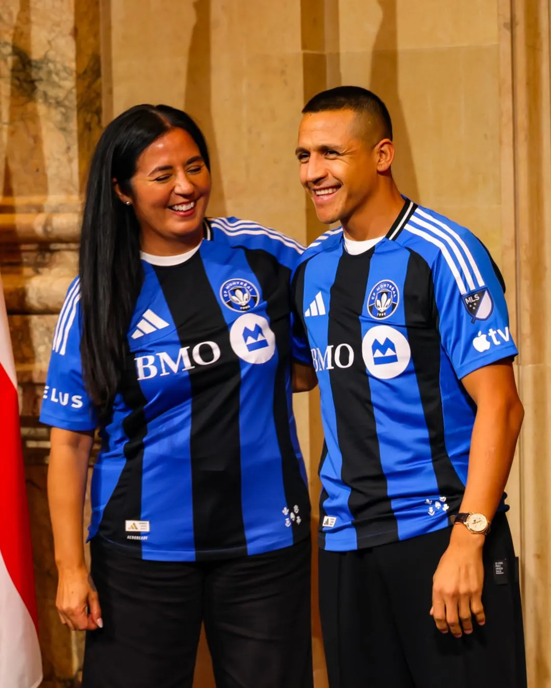 Alexis agradeció a los chilenos que fueron a recibirlo. Foto: CF Montréal.