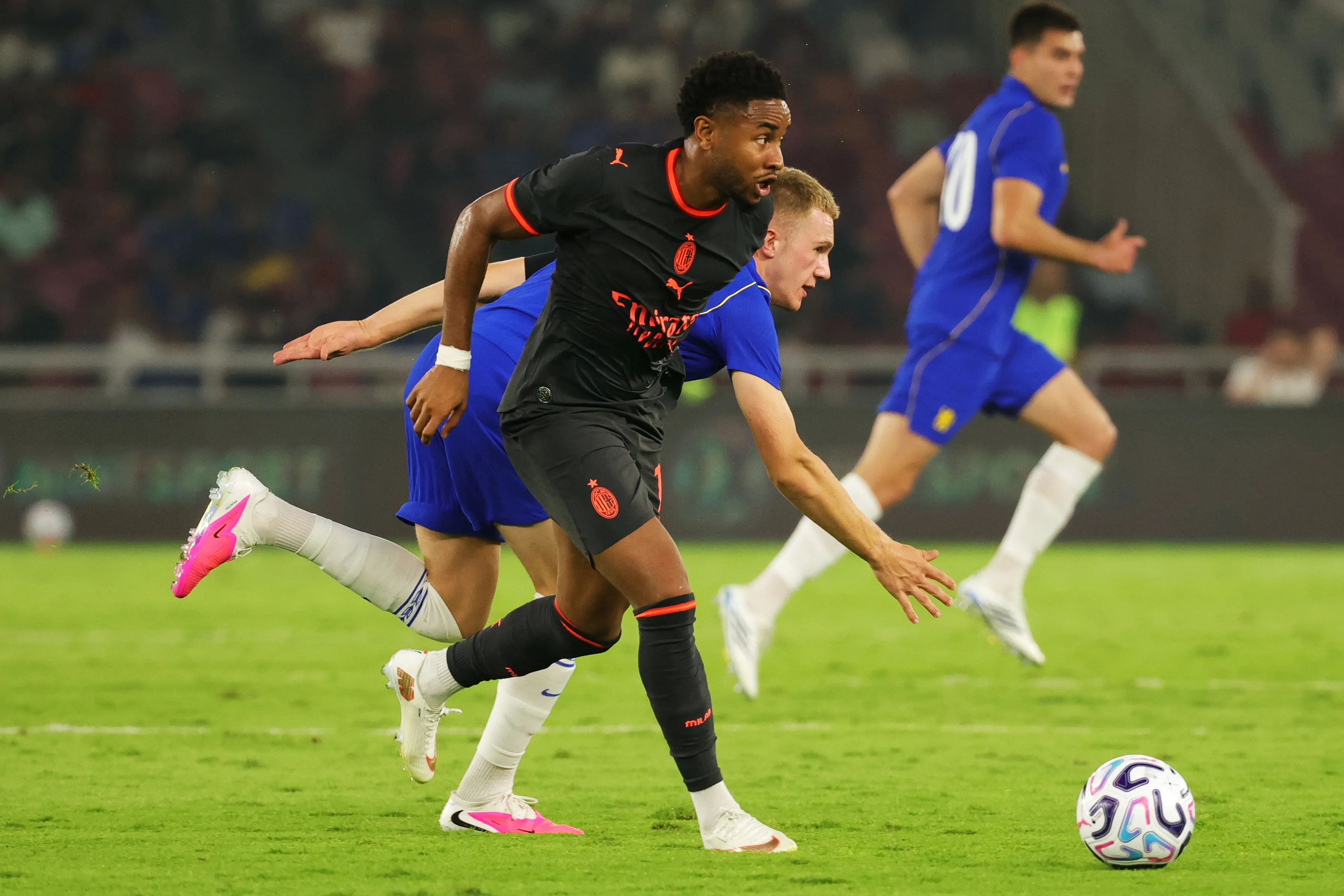 Christopher Nkunku en acción por el AC Milan ante el Chelsea en la pretemporada. (Jeksi Cahyo/Getty Images).