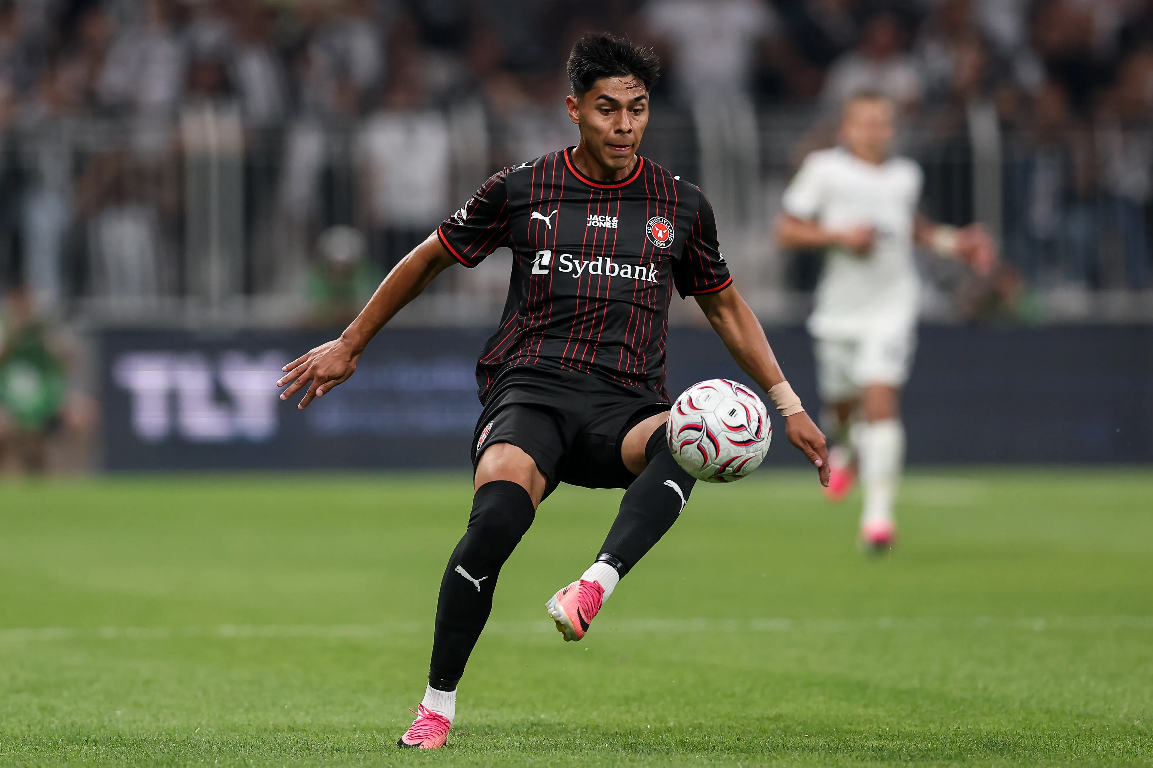 Darío Osorio en acción ante el Besiktas turco por la Champions League: el Midtjylland fue eliminado de aquel certamen y quedó en la Conference League. (Ahmad Mora/Getty Images).