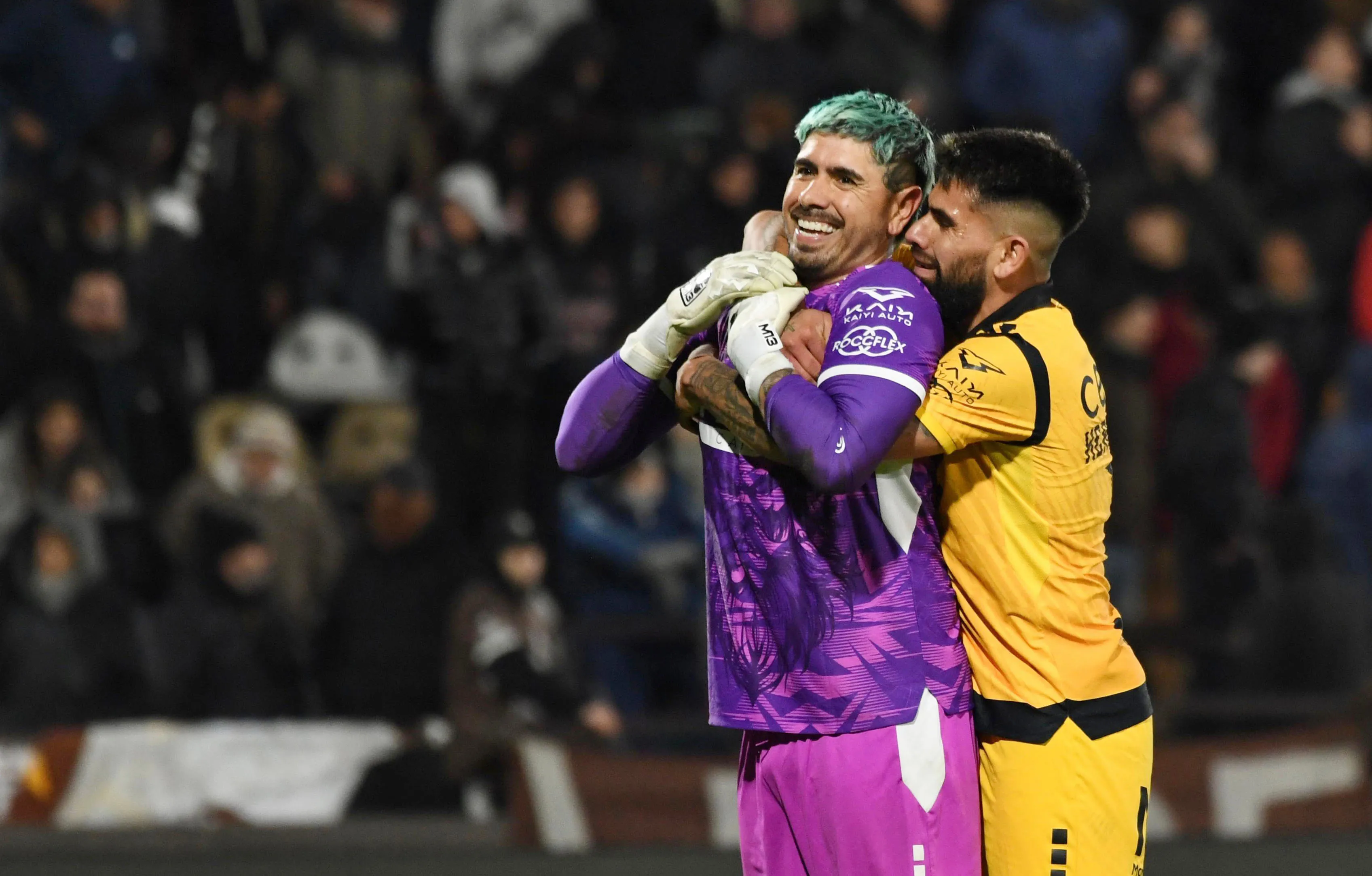 Elvis Hernández festeja con el Mono Sánchez tras el doble tapadón del arquero ante Platense en Buenos Aires. (Fotobaires/Photosport).