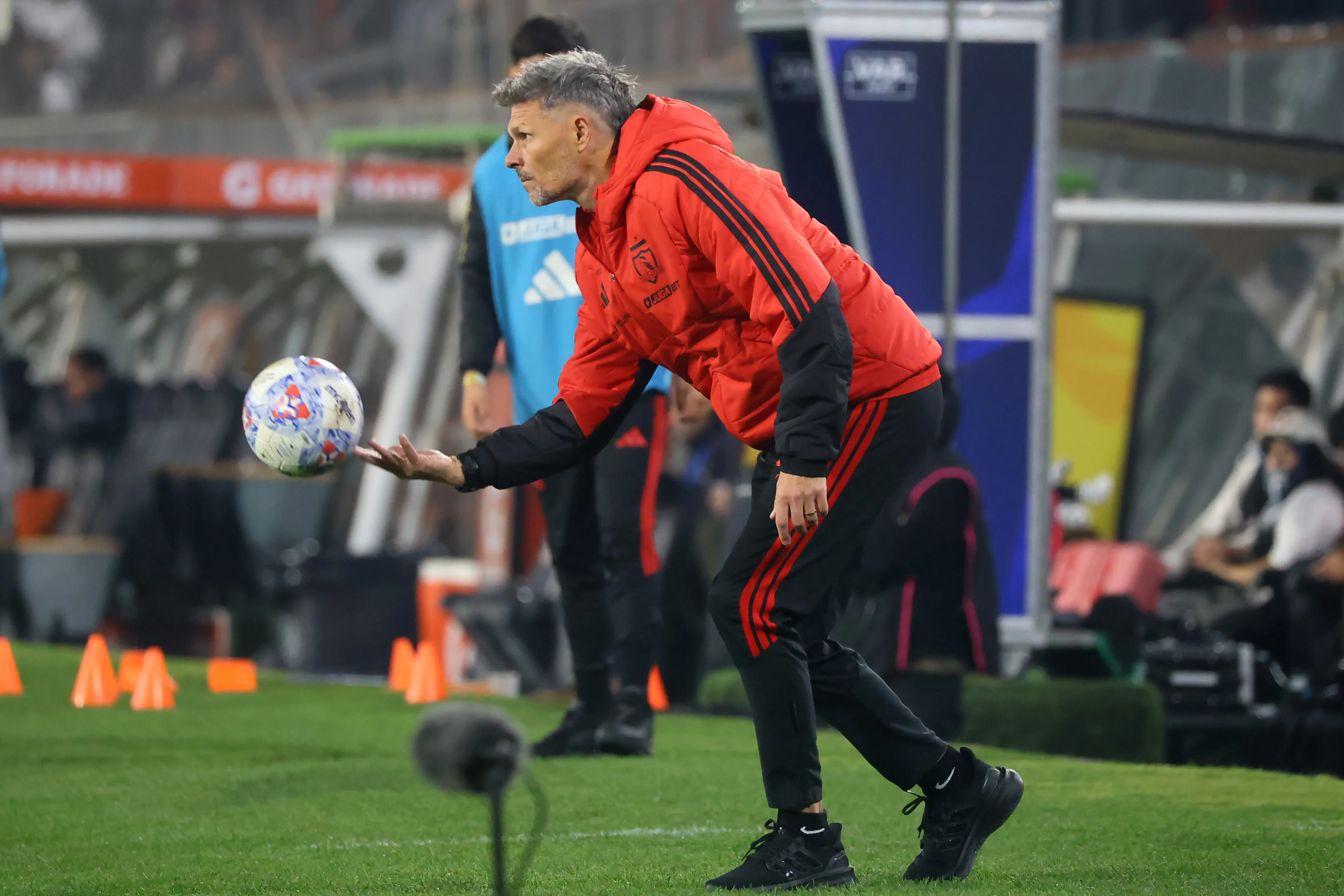 Fernando Ortiz revisó personalmente la cancha del Monumental. Foto: Jonnathan Oyarzun/Photosport