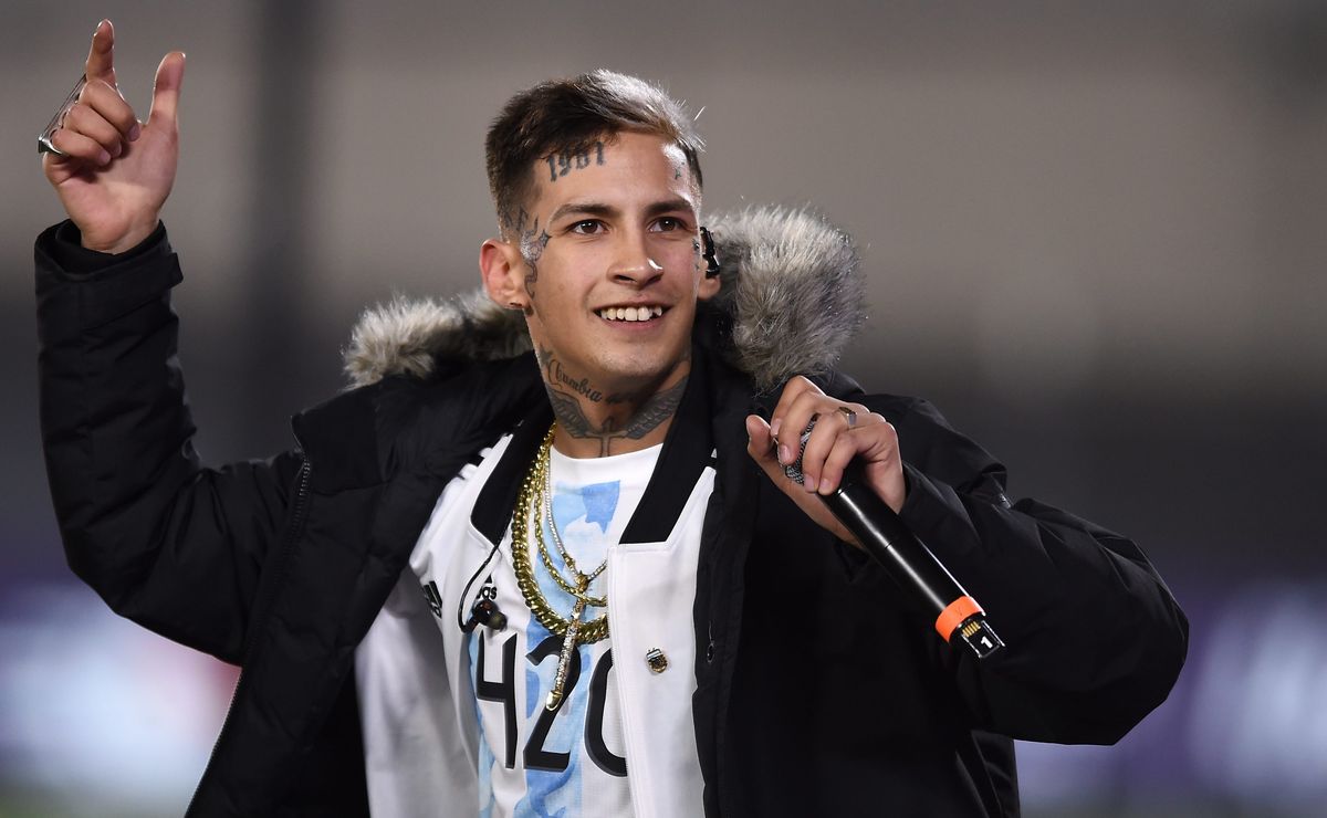 L-Gante sorprende en presentación con la camiseta de U de Chile Futsal