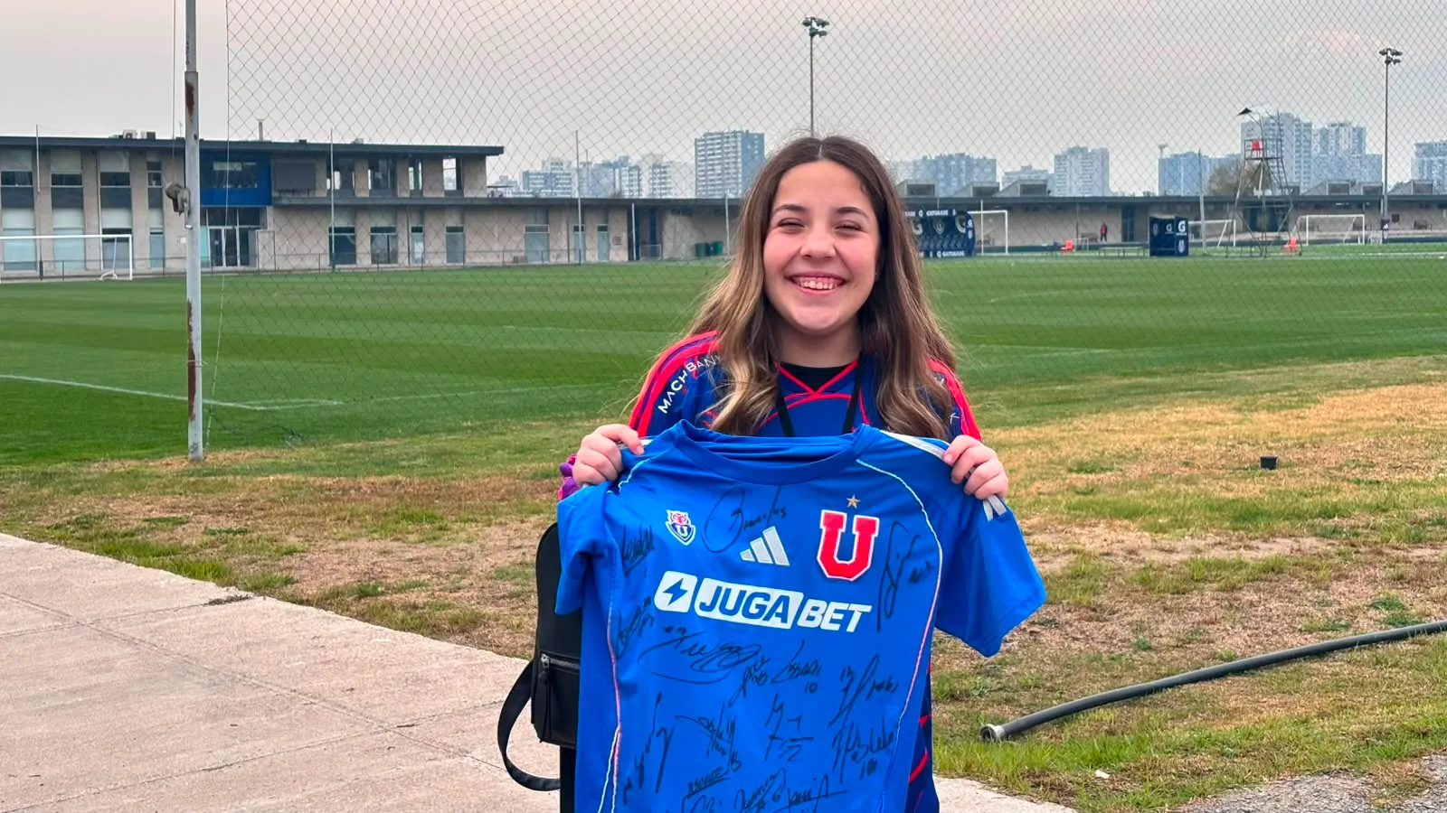 Catalina llevó esa camiseta, la que también fue firmada por todo el plantel de la U. Foto: Redgol.