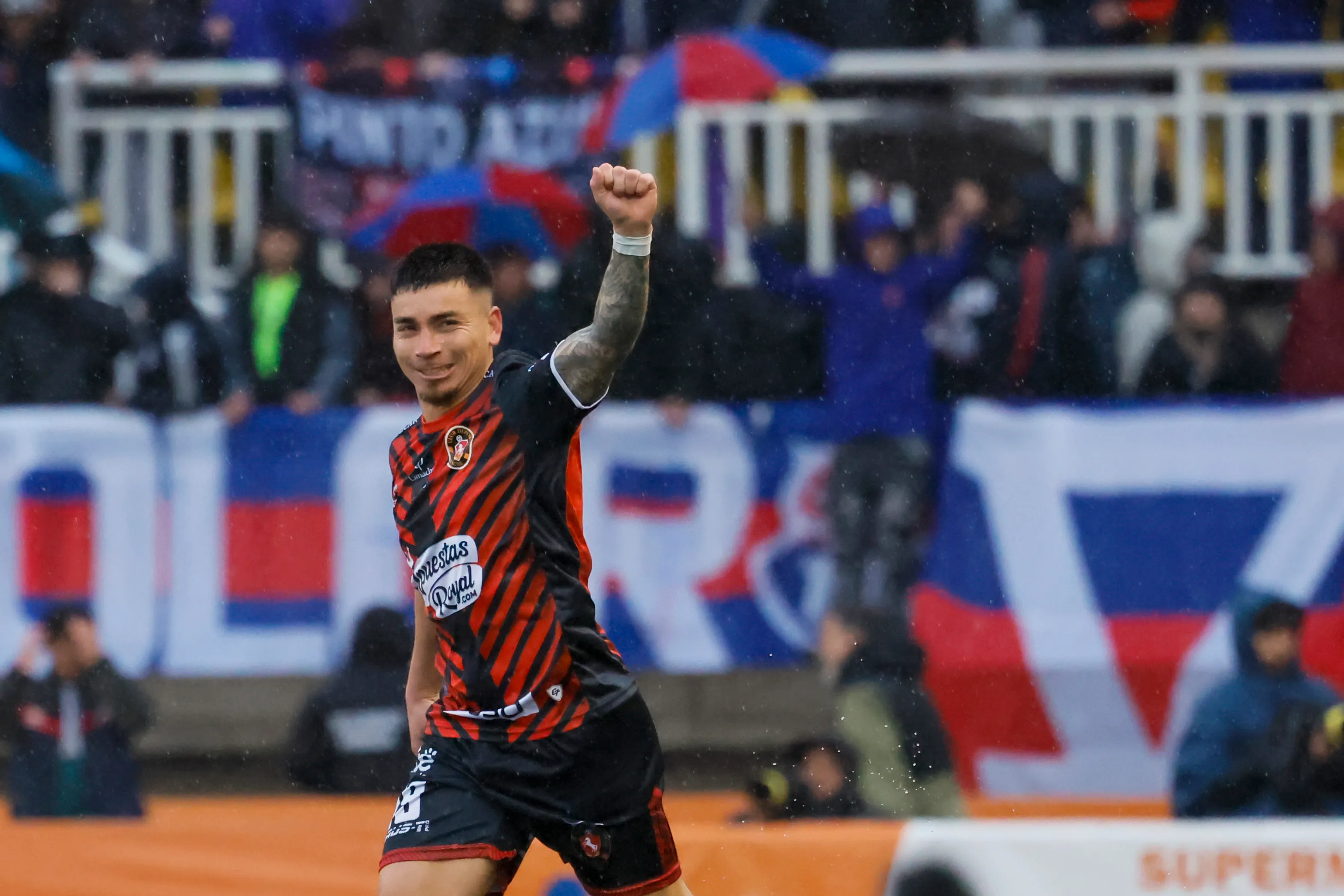 Así celebró Popín Castro el 1-0 parcial del cuadro limachino ante el Bulla. (Andrés Piña/Photosport).