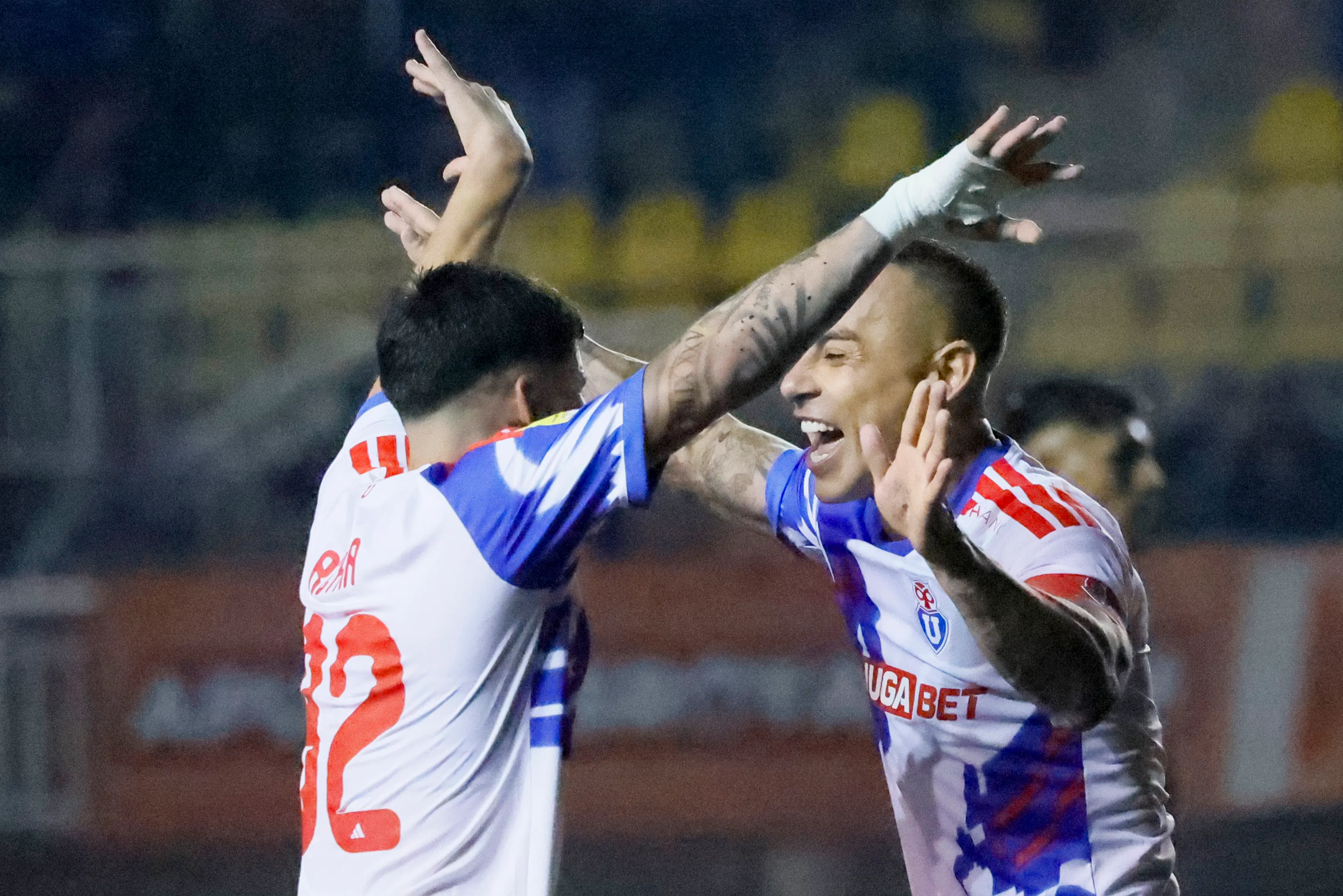 Así celebraron Gonzalo Reyna y Eduardo Vargas el 3-1 de la U. (Andrés Piña/Photosport).