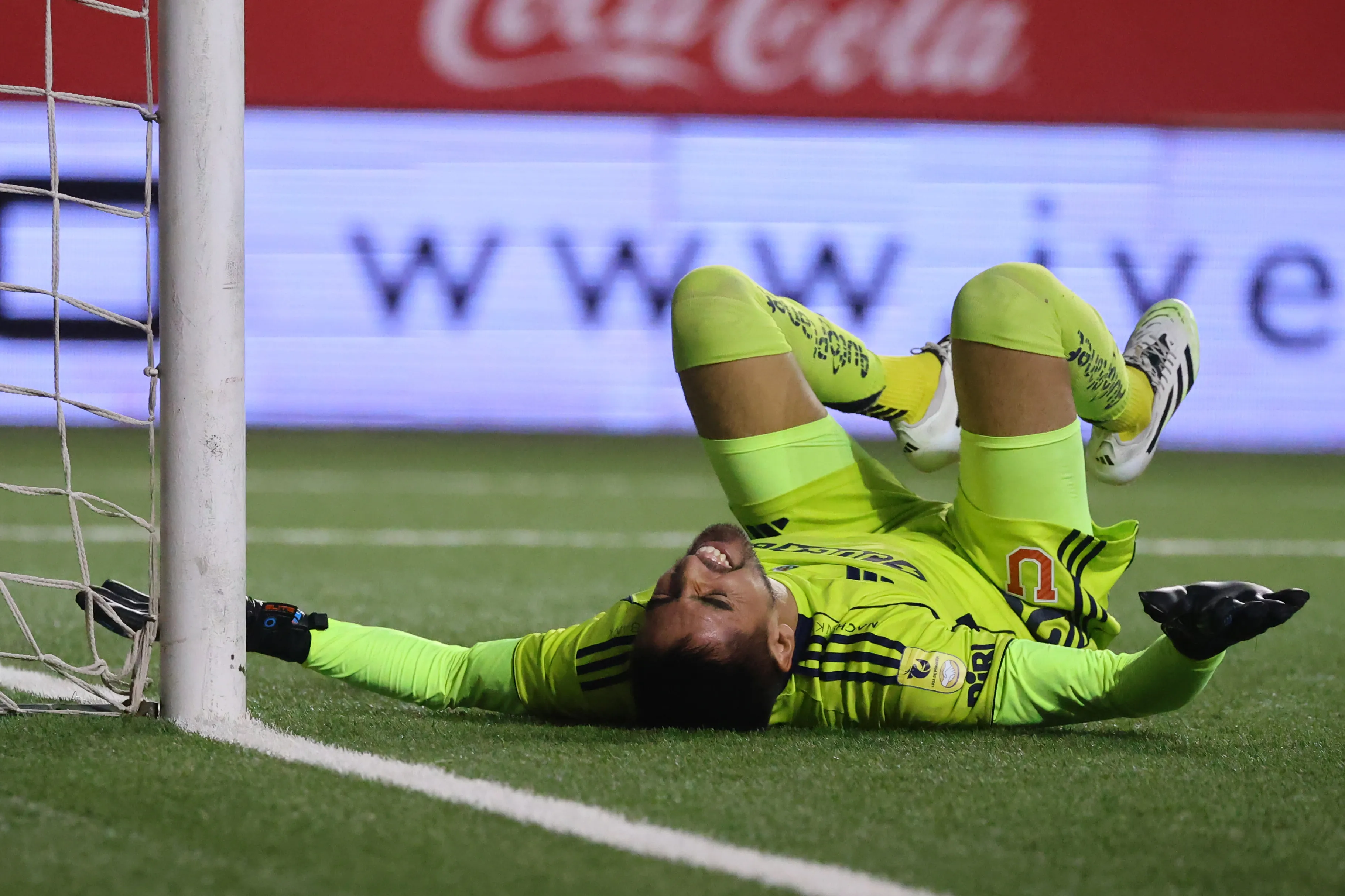 Gabriel Castellón cometió un error grosero en la victoria azul ante el Tomate Mecánico. (Jonnathan Oyarzun/Photosport).