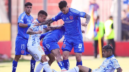 oiFutbol, Universidad de Chile vs Everton. Fecha 21, Liga de Primera 2025. El jugador de Universidad de Chile Franco Calderon, centro, disputa el balon contra Benjamin Berrios de Everton durante un partido de primera division disputado en el estadio Santa Laura en Santiago, Chile. 05/11/2025 Felipe Zanca/Photosport Football, Universidad de Chile vs Everton. 21st turn, Division League 2025. El jugador de Universidad de Chile Franco Calderon, center, disputa el balon contra Benjamin Berrios de Everton durante un partido de primera division disputado en el estadio Santa Laura stadium in Santiago, Chile. 05/11/2025