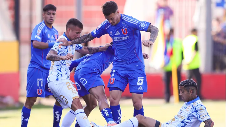 oiFutbol, Universidad de Chile vs Everton. Fecha 21, Liga de Primera 2025. El jugador de Universidad de Chile Franco Calderon, centro, disputa el balon contra Benjamin Berrios de Everton durante un partido de primera division disputado en el estadio Santa Laura en Santiago, Chile. 05/11/2025 Felipe Zanca/Photosport Football, Universidad de Chile vs Everton. 21st turn, Division League 2025. El jugador de Universidad de Chile Franco Calderon, center, disputa el balon contra Benjamin Berrios de Everton durante un partido de primera division disputado en el estadio Santa Laura stadium in Santiago, Chile. 05/11/2025