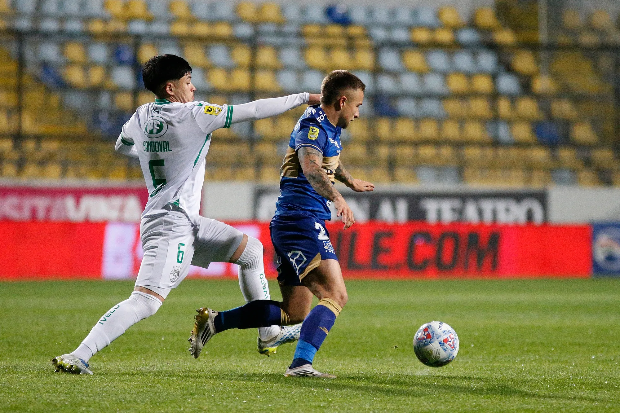 Benjamín Berríos se lleva la pelota ante la marca de Mario Sandoval en el empate contra los Tanos. (Manuel Lema/Photosport).