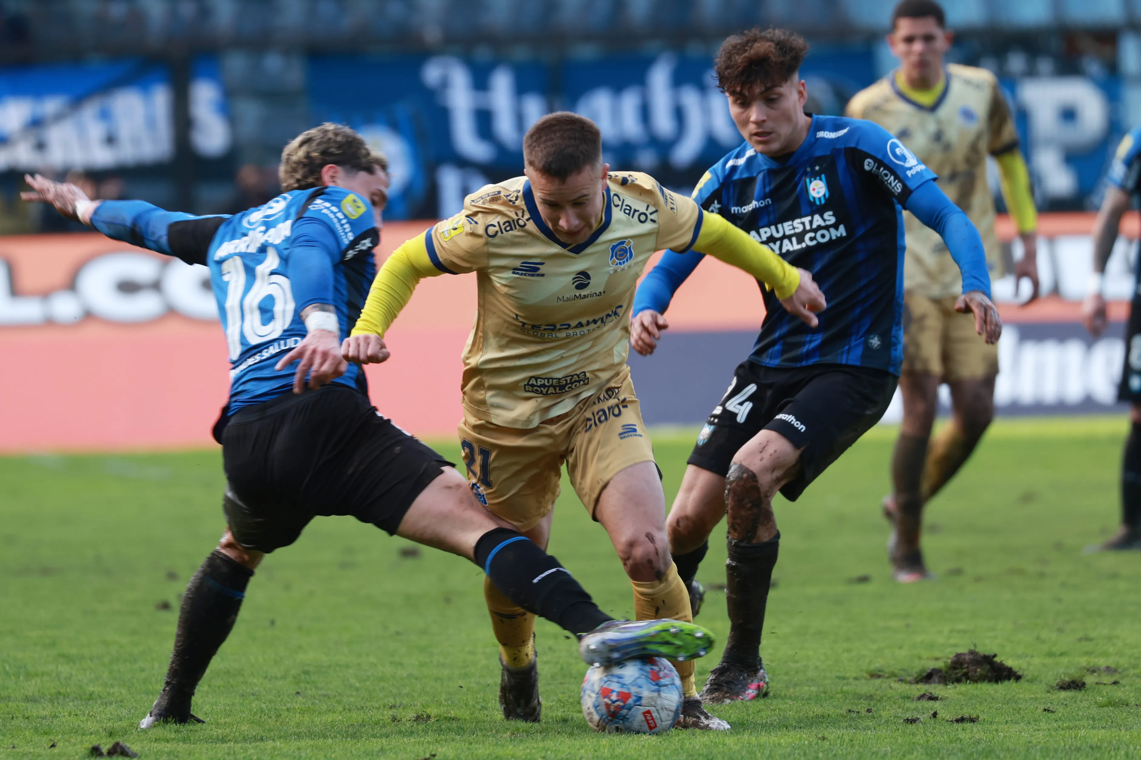 El Topo Berríos alcanzó los 200 partidos por Everton en la goleada ante Huachipato en Talcahuano. (Eduardo Fortes/Photosport).
