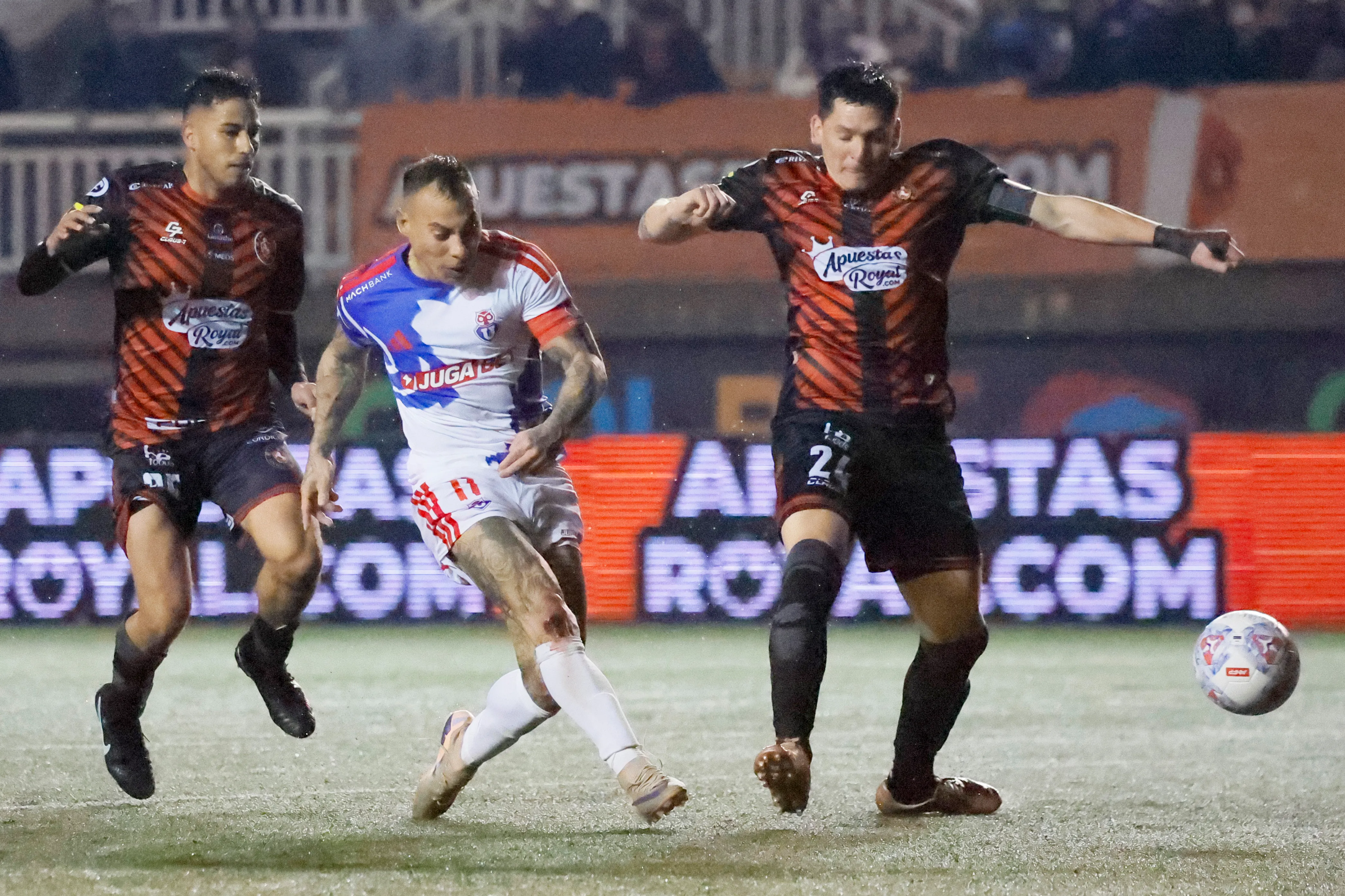 Eduardo Vargas tenía resto físico hasta los 90 minutos y lo demostró. (Andrés Piña/Photosport).