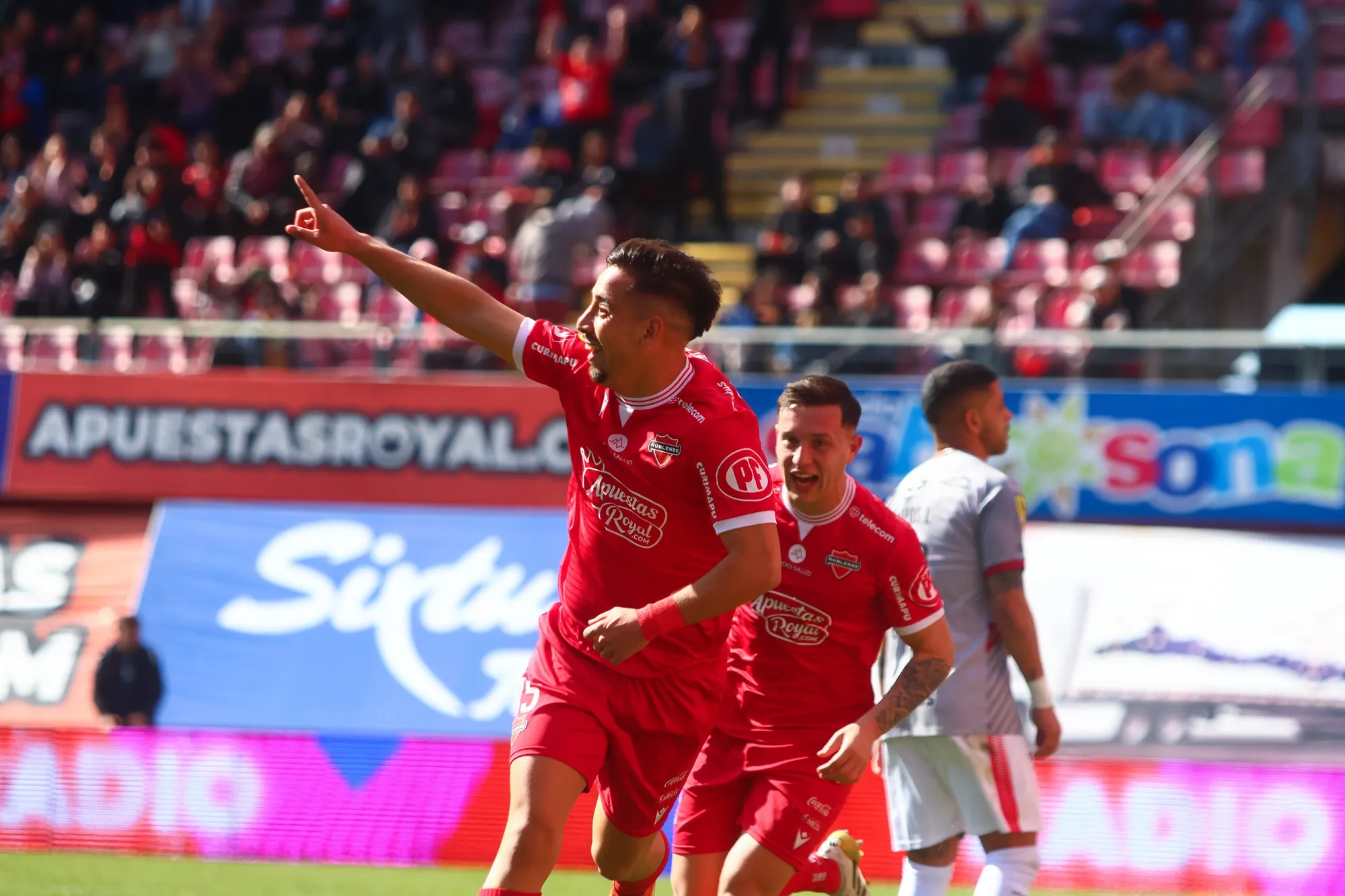 Sebastián Valencia le dio su parte del crédito en el 1-0 al asistidor, Matías Plaza. (Mauricio Ulloa Ganz/Photosport).