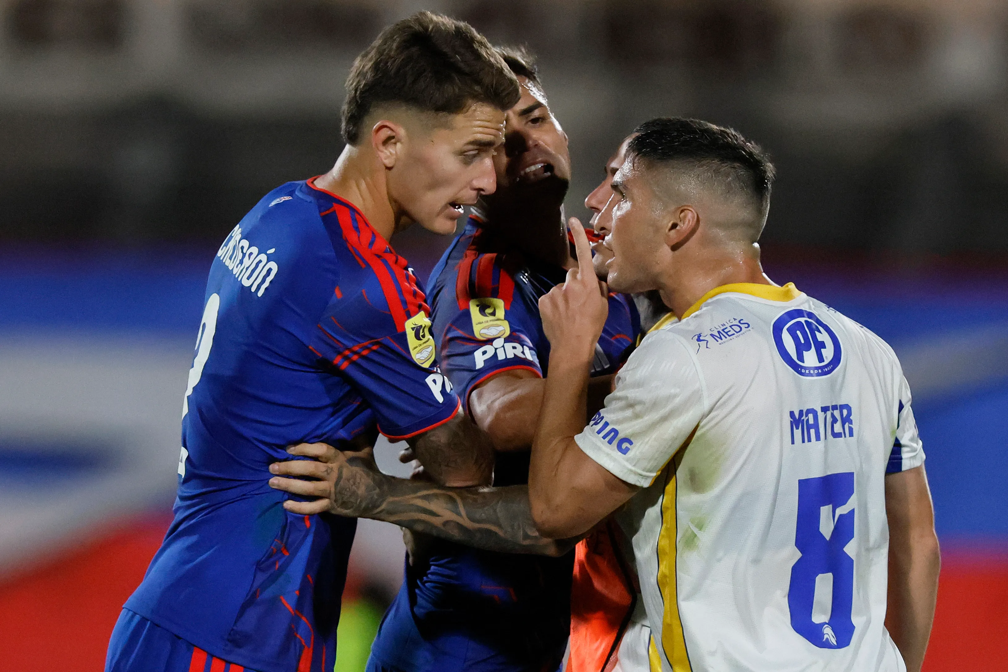 Franco Calderón discute con Facundo Mater en un duelo entre Universidad de Chile vs Universidad de Concepción. (Andrés Piña/Photosport).
