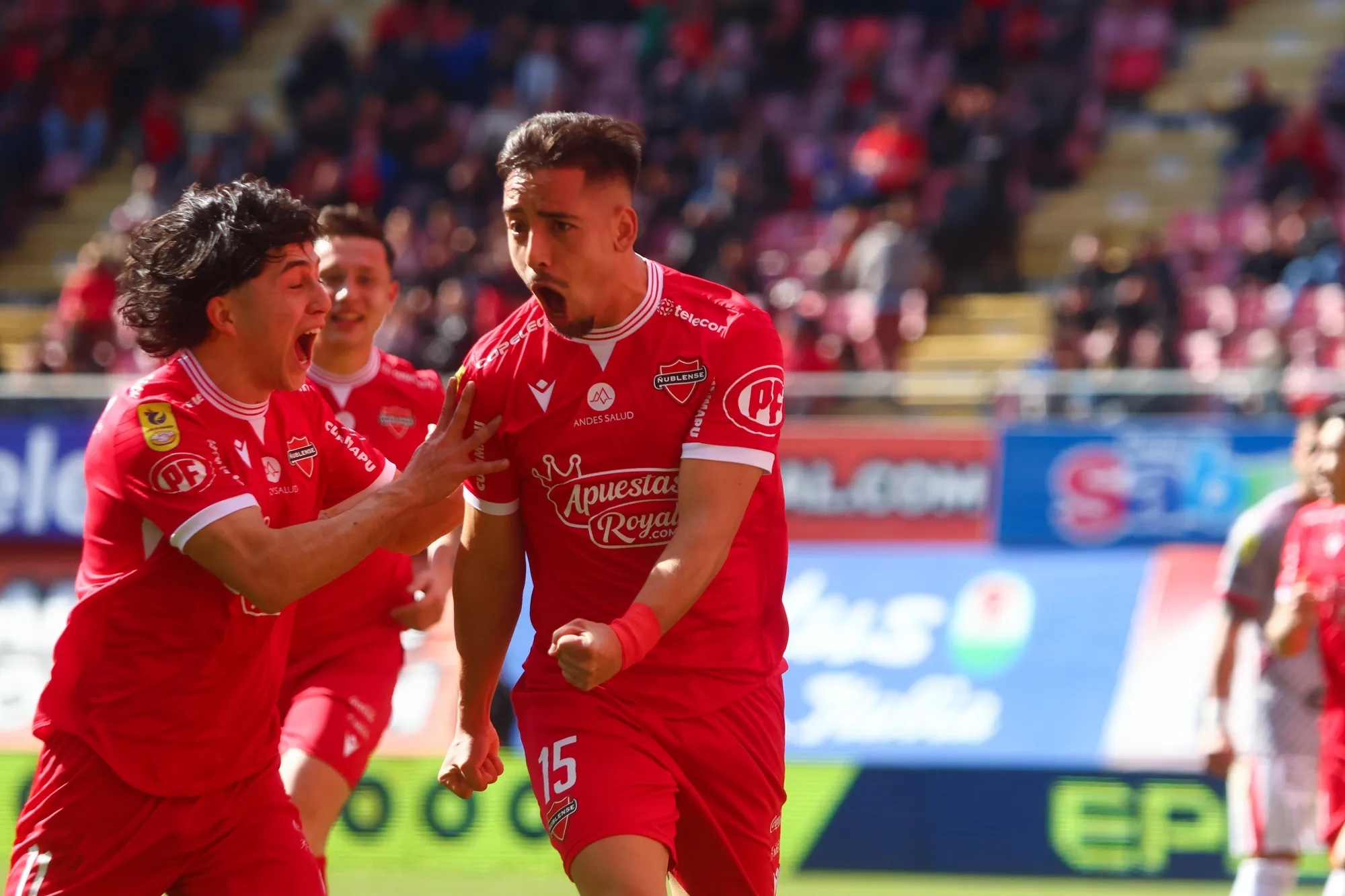 Sebastián Valencia festeja junto a Lucas Molina uno de sus goles a La Calera. (Mauricio Ulloa Ganz/Photosport).
