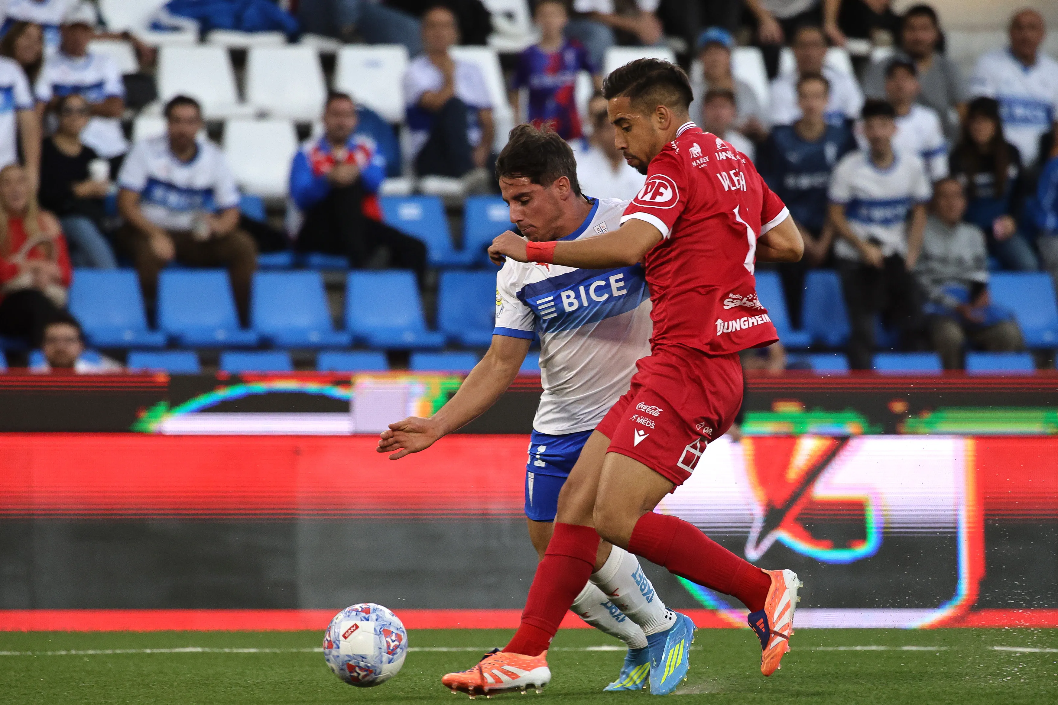 Sebastián Valencia ante Clemente Montes: Ñublense está muy cerca de la Católica en la tabla. (Diego Martin/Photosport).