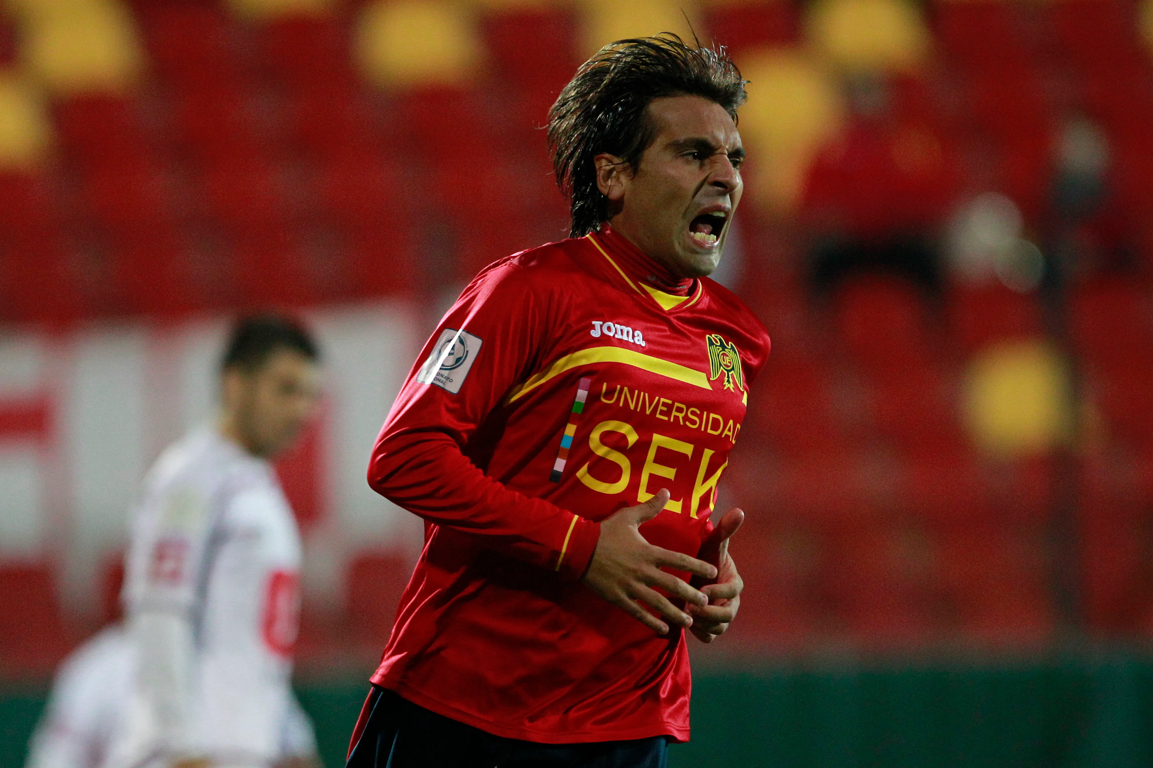 Martín Ligüera festeja uno de sus goles en la Unión Española. (Marcelo Hernández | Photosport).