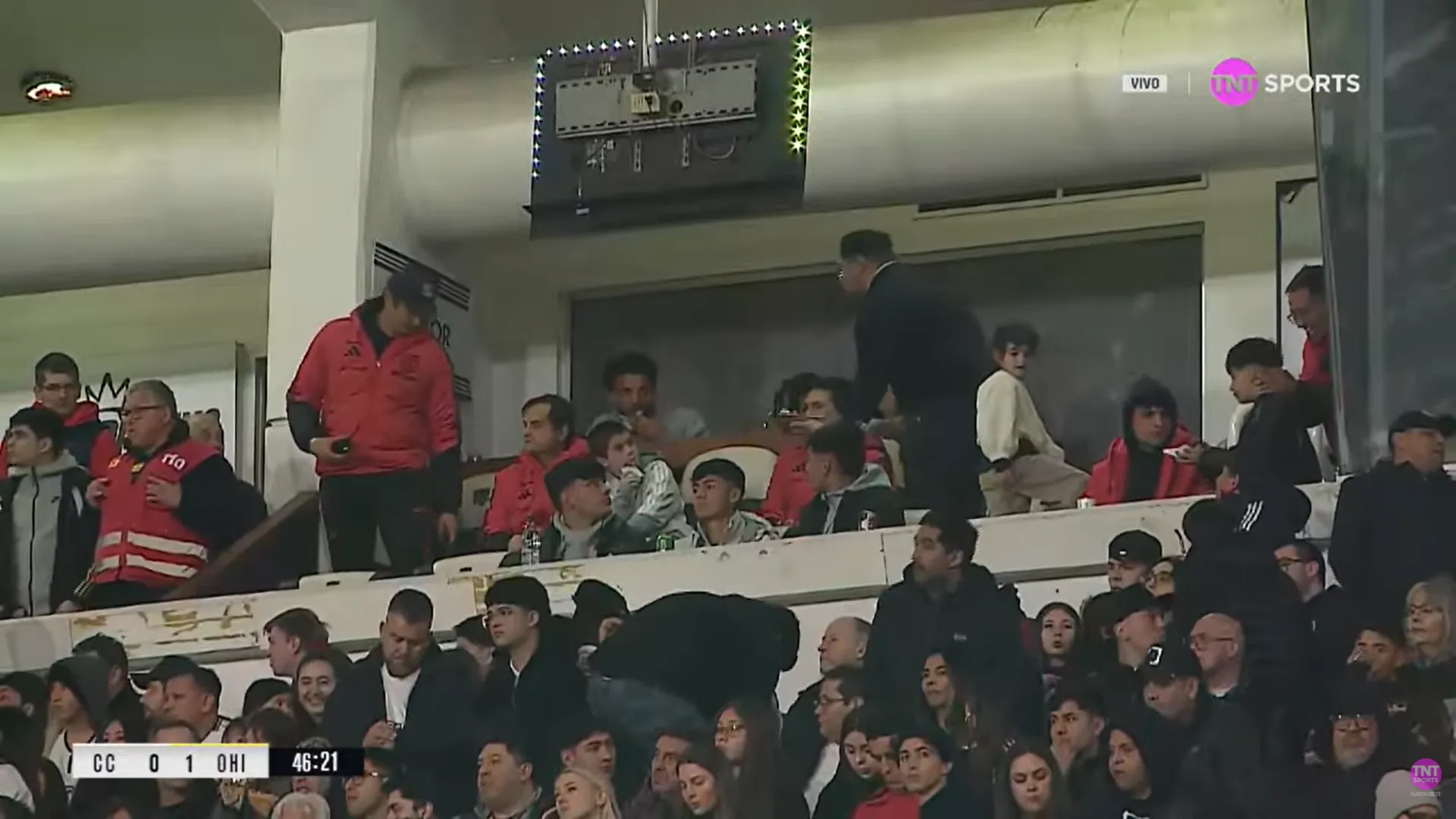 Justo cuando cayó el 1-0 de O’Higgins, Vozinha disfrutaba de algo para comer. (Captura TNT Sports).