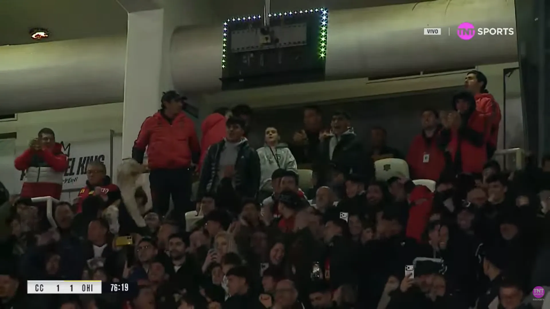 Así se festejó el segundo gol de Colo Colo en el palco donde estaba Vozinha, en la parte superior cargada a la izquierda. (Captura TNT Sports).