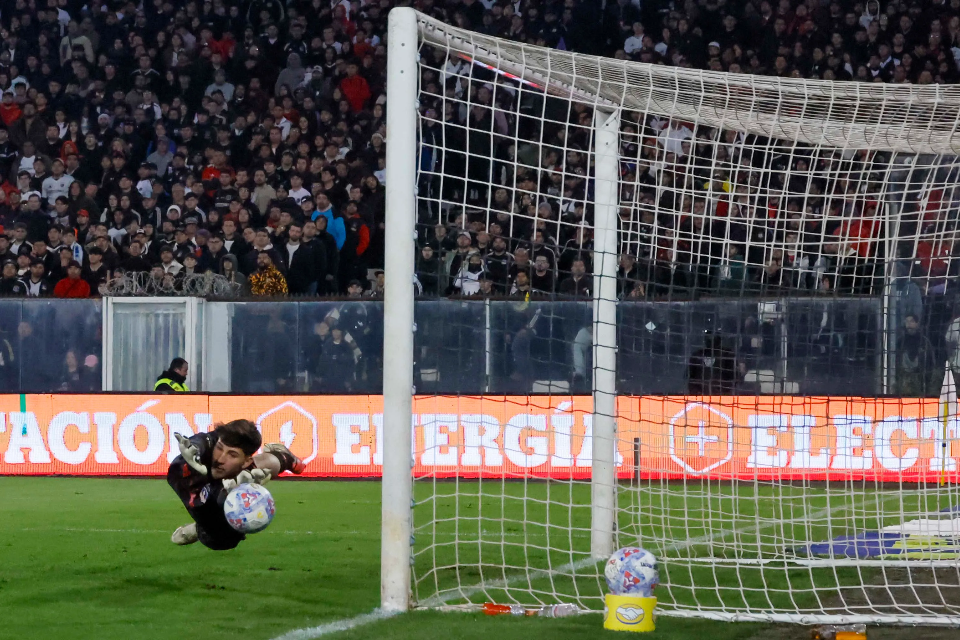 El tiro de Yáñez que Gabriel Maureira no pudo tapar. (Andrés Piña/Photosport).