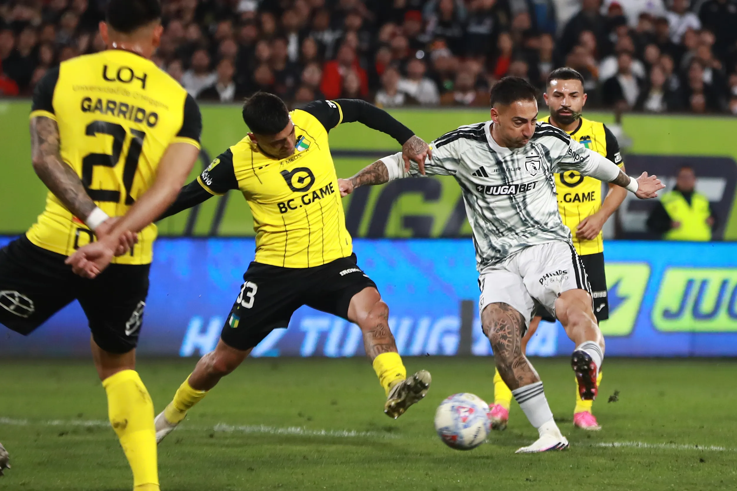 Javier Correa sacó el zurdazo ante la marca del argentino Miguel Brizuela. (Felipe Zanca/Photosport).