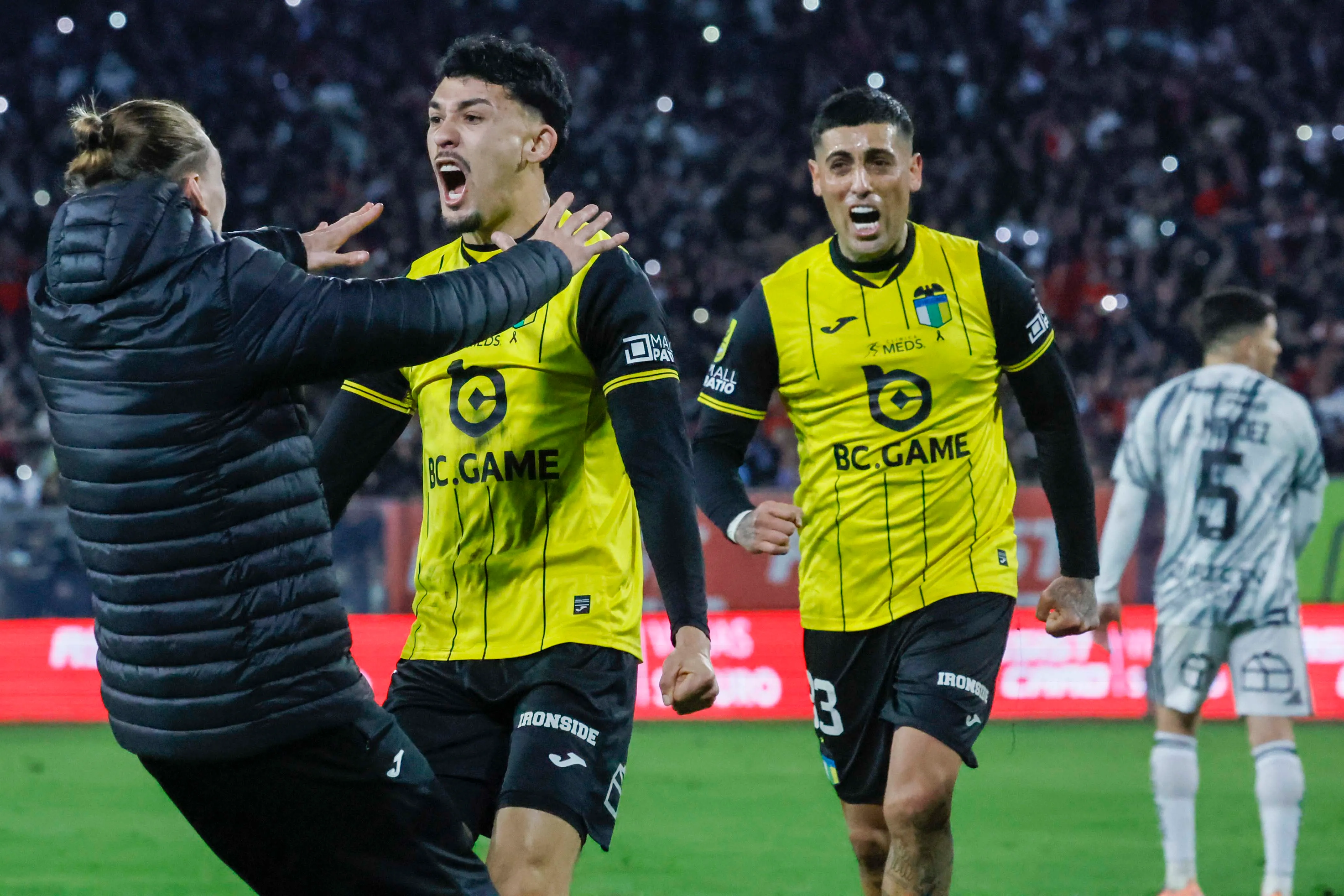 Arnaldo Castillo festeja junto a Ignacio Schor, quien debutó en O’Higgins ante Colo Colo. (Andrés Piña/Photosport).