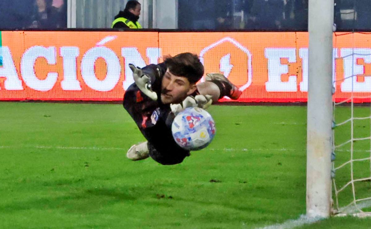 ¿Calienta Vozinha? Los siete errores de Maureria en el arco de Colo Colo que hacen dudar de su titularidad en el Superclásico