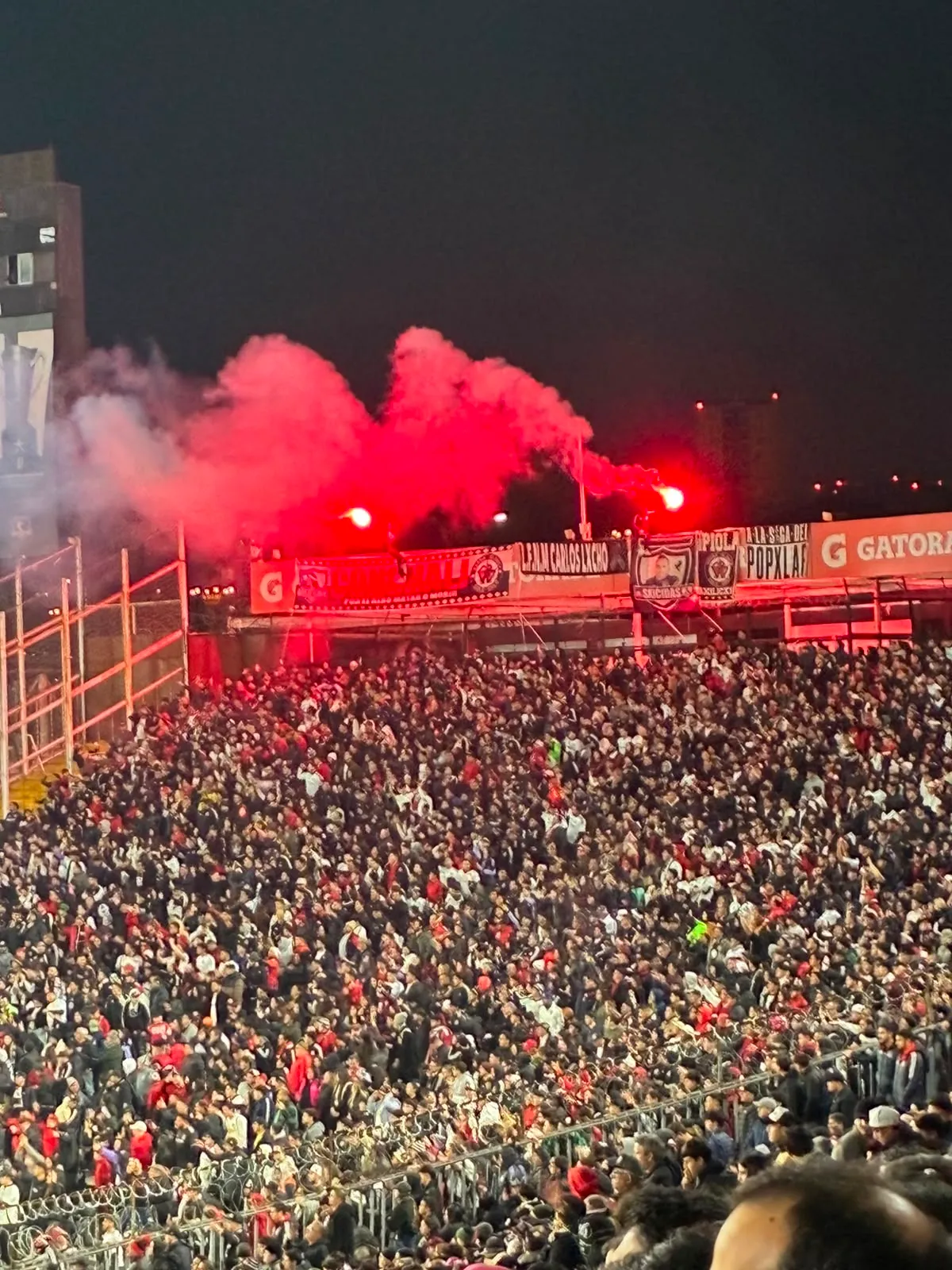 Las bengalas prendidas en el Monumental