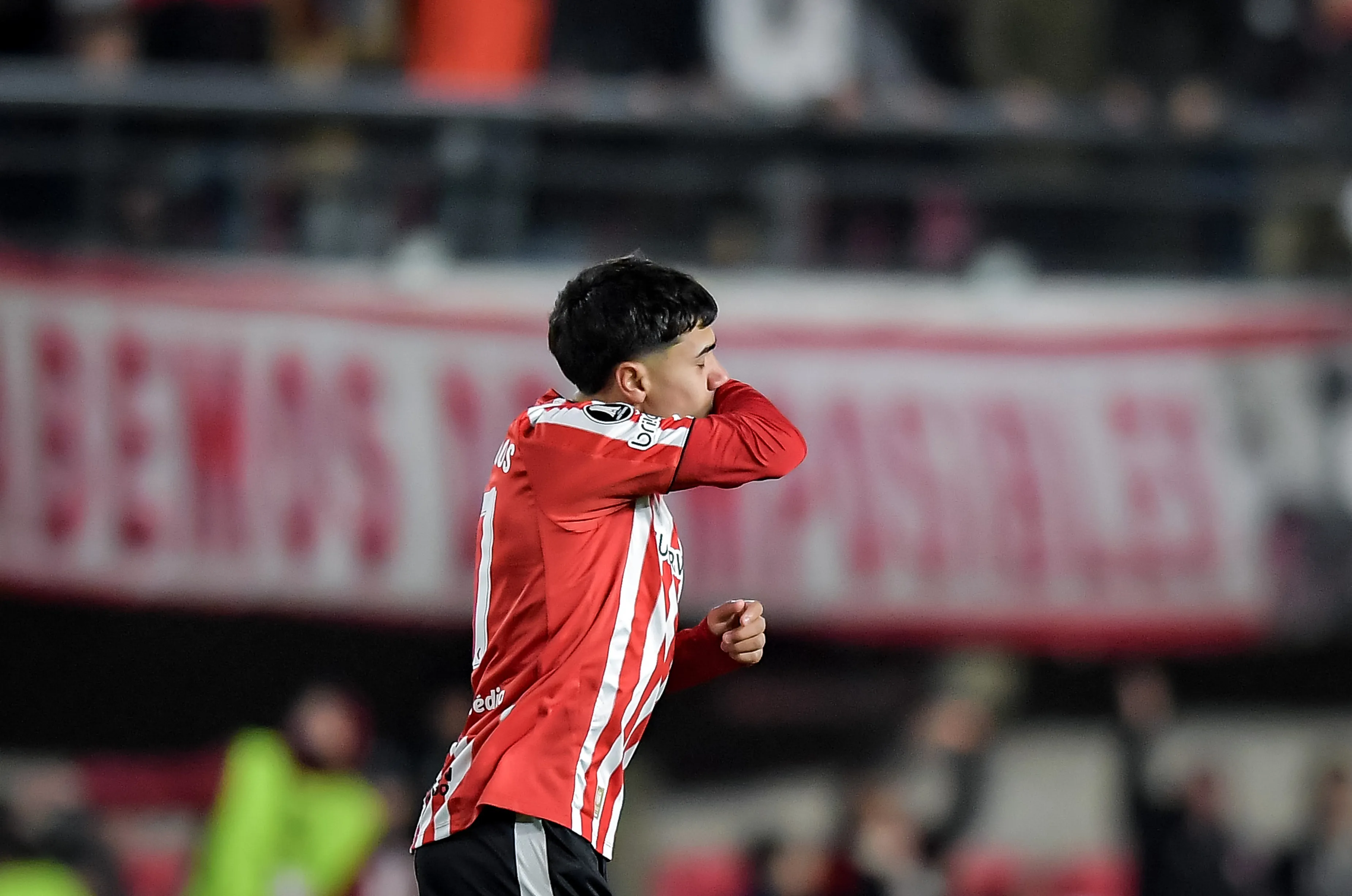 Así celebró Joaquín Tobio Burgos su gol ante la Católica. (Marcelo Endelli/Getty Images).