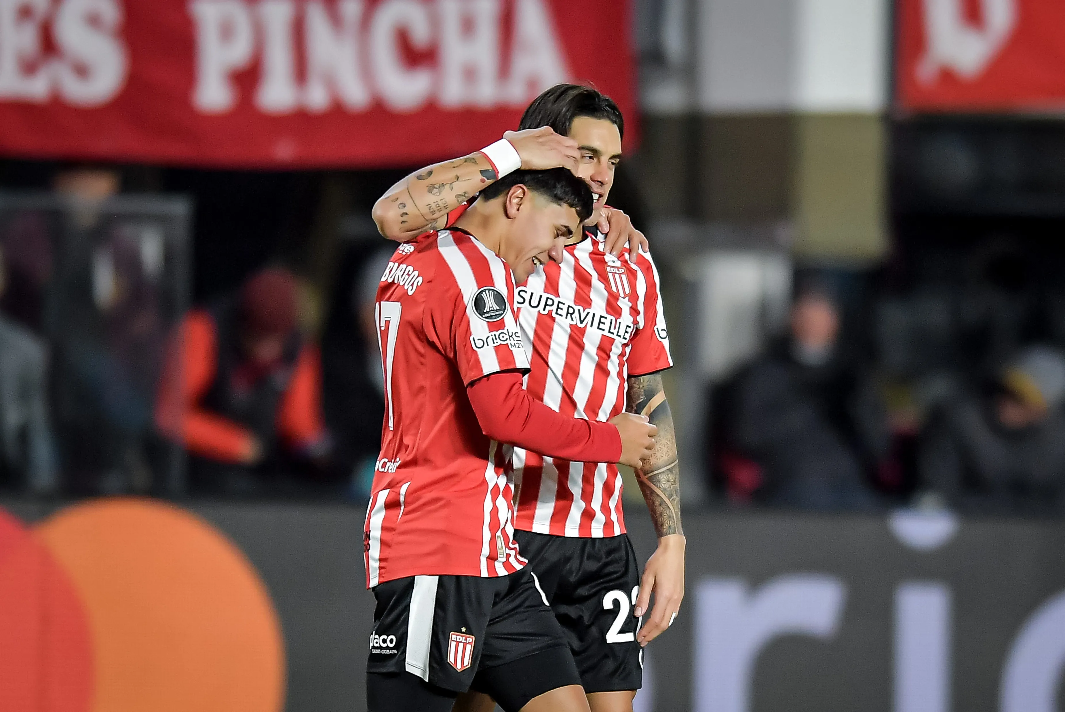 Así celebró Alexis Castro junto a Joaquín Tobio Burgos el 1-0 parcial ante los Cruzados. (Marcelo Endelli/Getty Images).