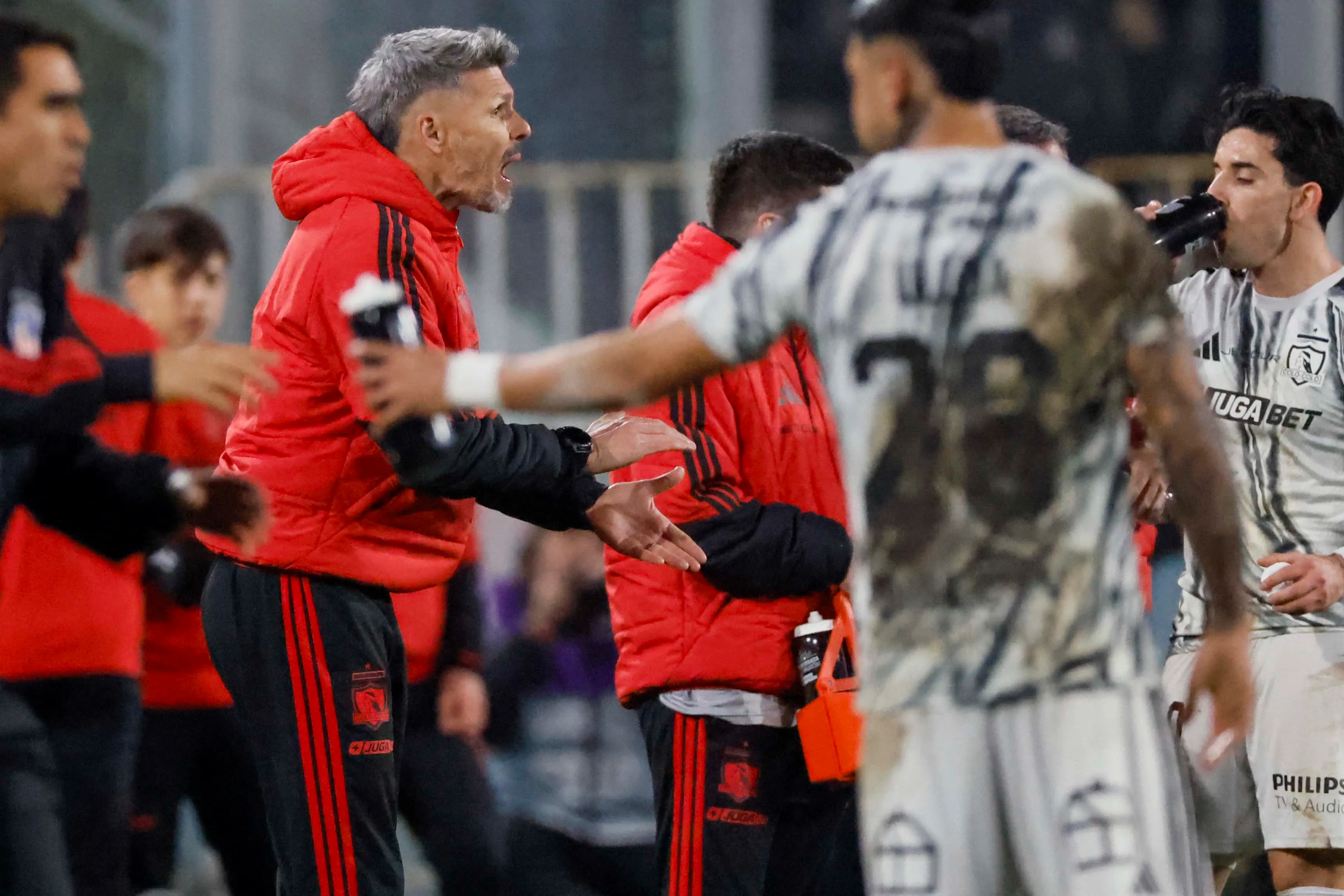Fernando Ortiz sabe que hubo un jugador albo que pudo resolver de mejor manera en la acción previa al córner del 2-2. (Andrés Piña/Photosport).