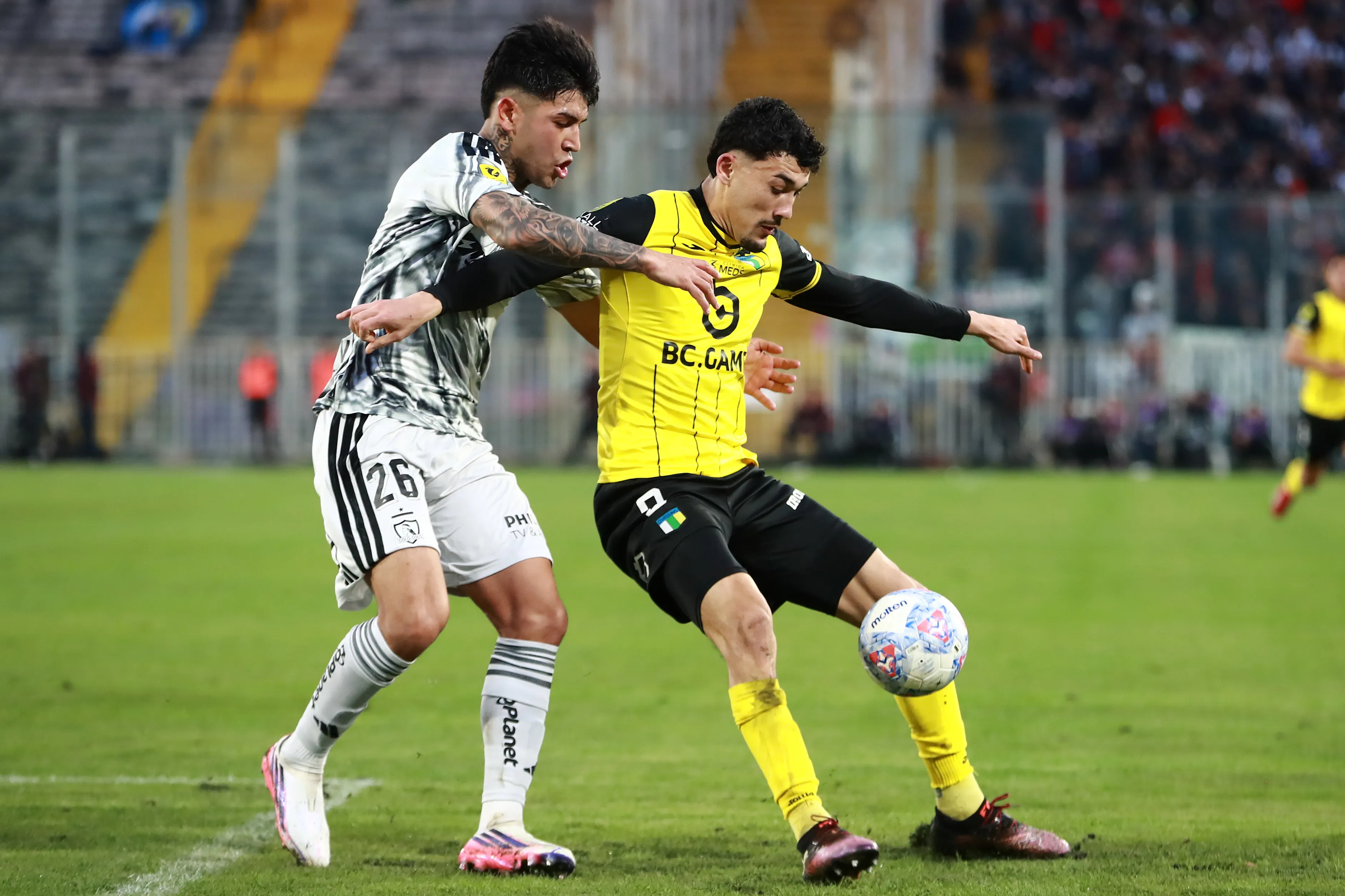 Diego Ulloa marca a Arnaldo Castillo, autor del 2-2 que rescató O’Higgins en el Monumental. (Felipe Zanca/Photosport).