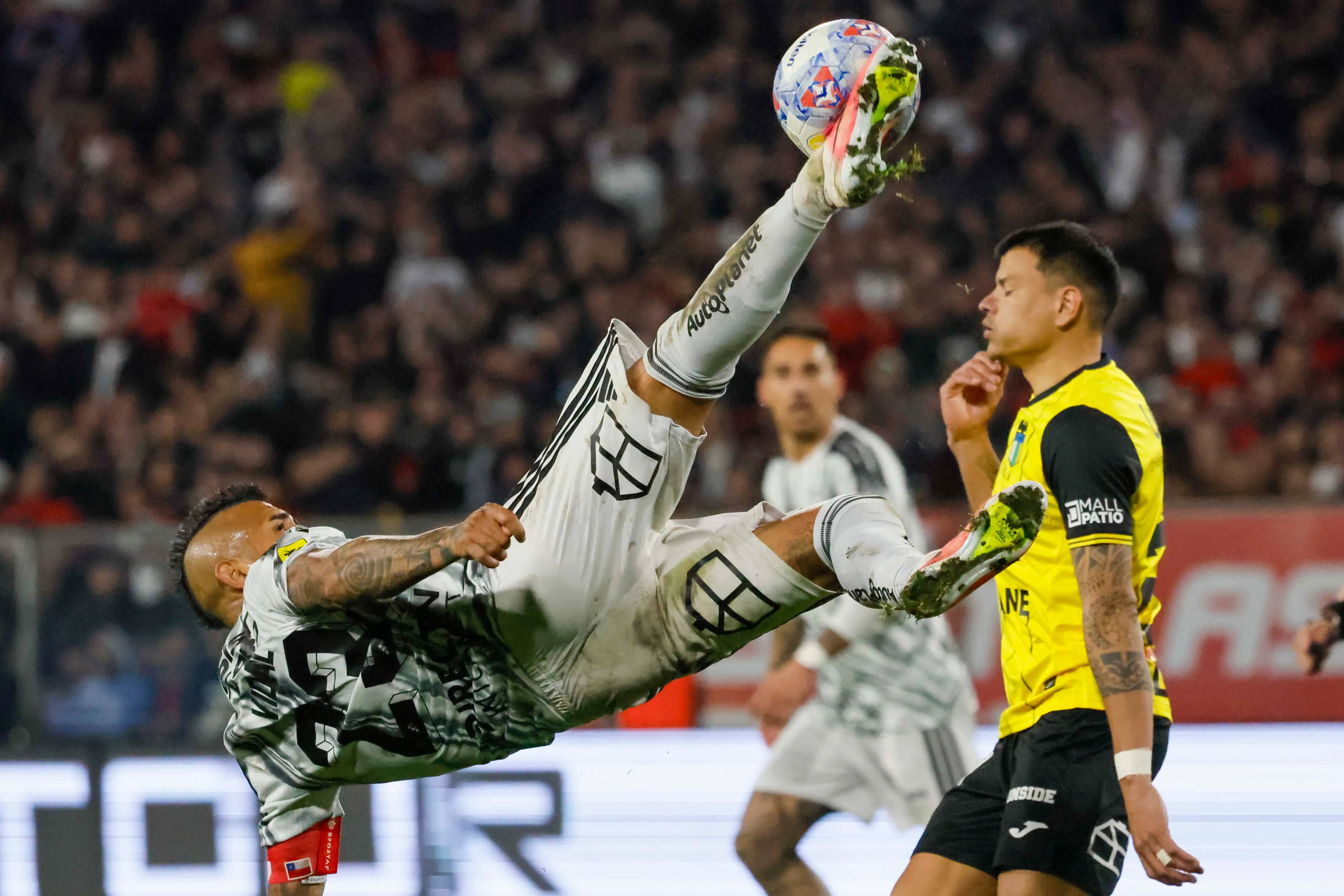Arturo Vidal sacó aplausos con este despeje en el empate vs O’Higgins. (Andrés Piña/Photosport).