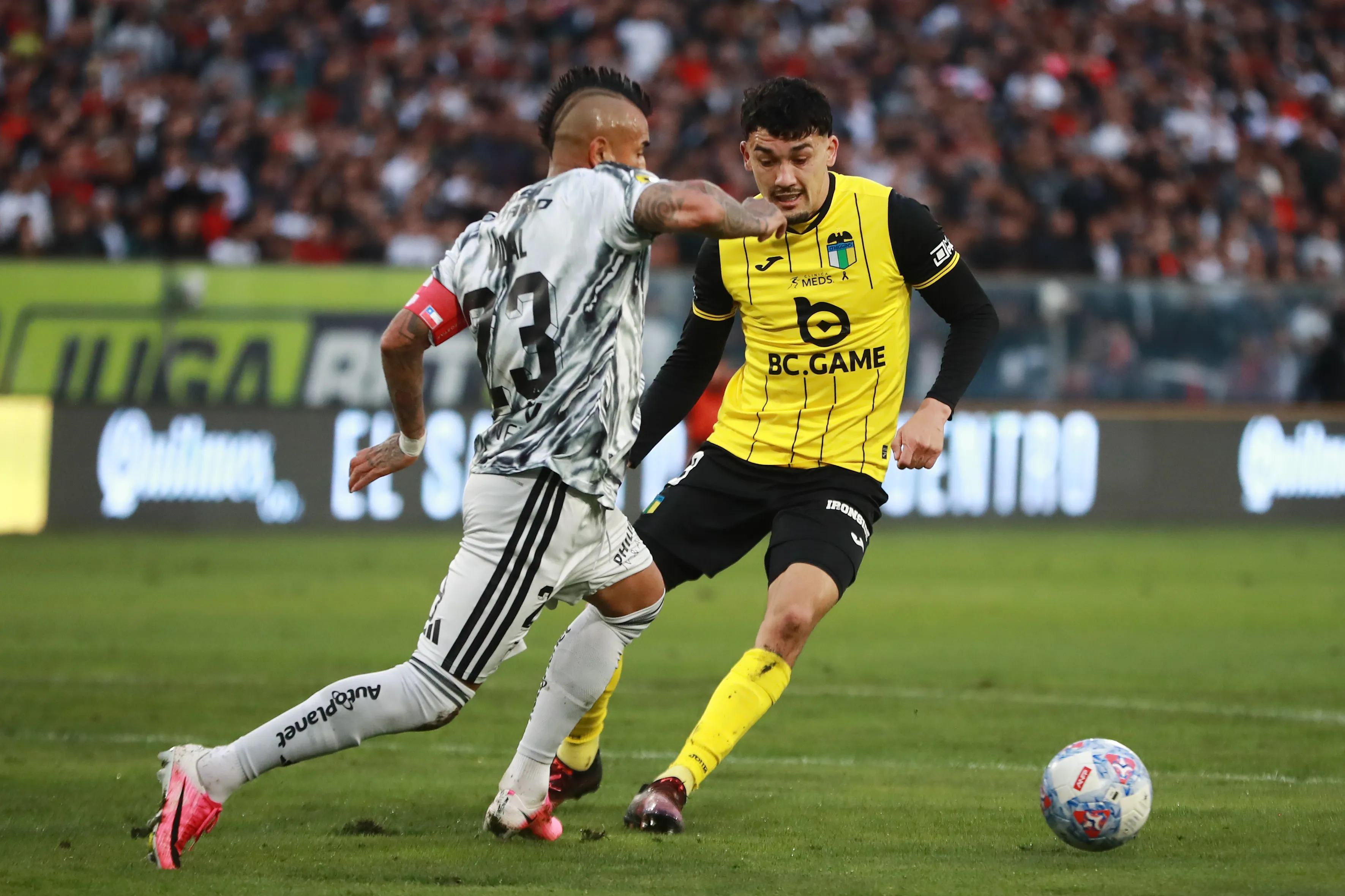 Arturo Vidal enfrenta a Arnaldo Castillo: Colo Colo igualó ante O’Higgins en la fecha previa a visitar a Universidad de Chile. (Felipe Zanca/Photosport).