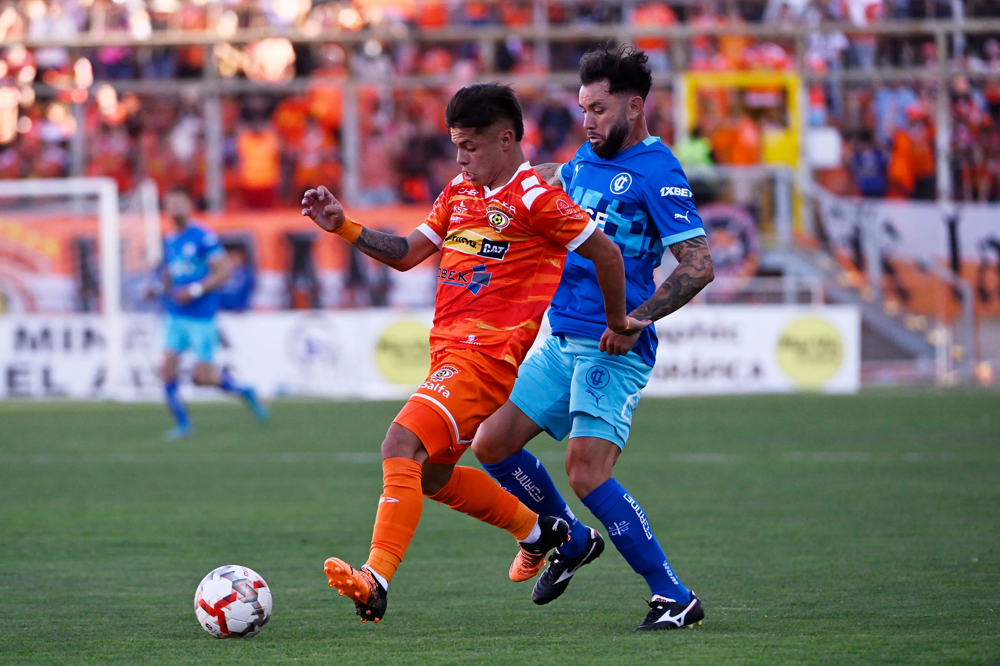 Tomás Roco aguanta la marca de Eugenio Mena de Universidad Católica. (Pedro Tapia/Photosport).