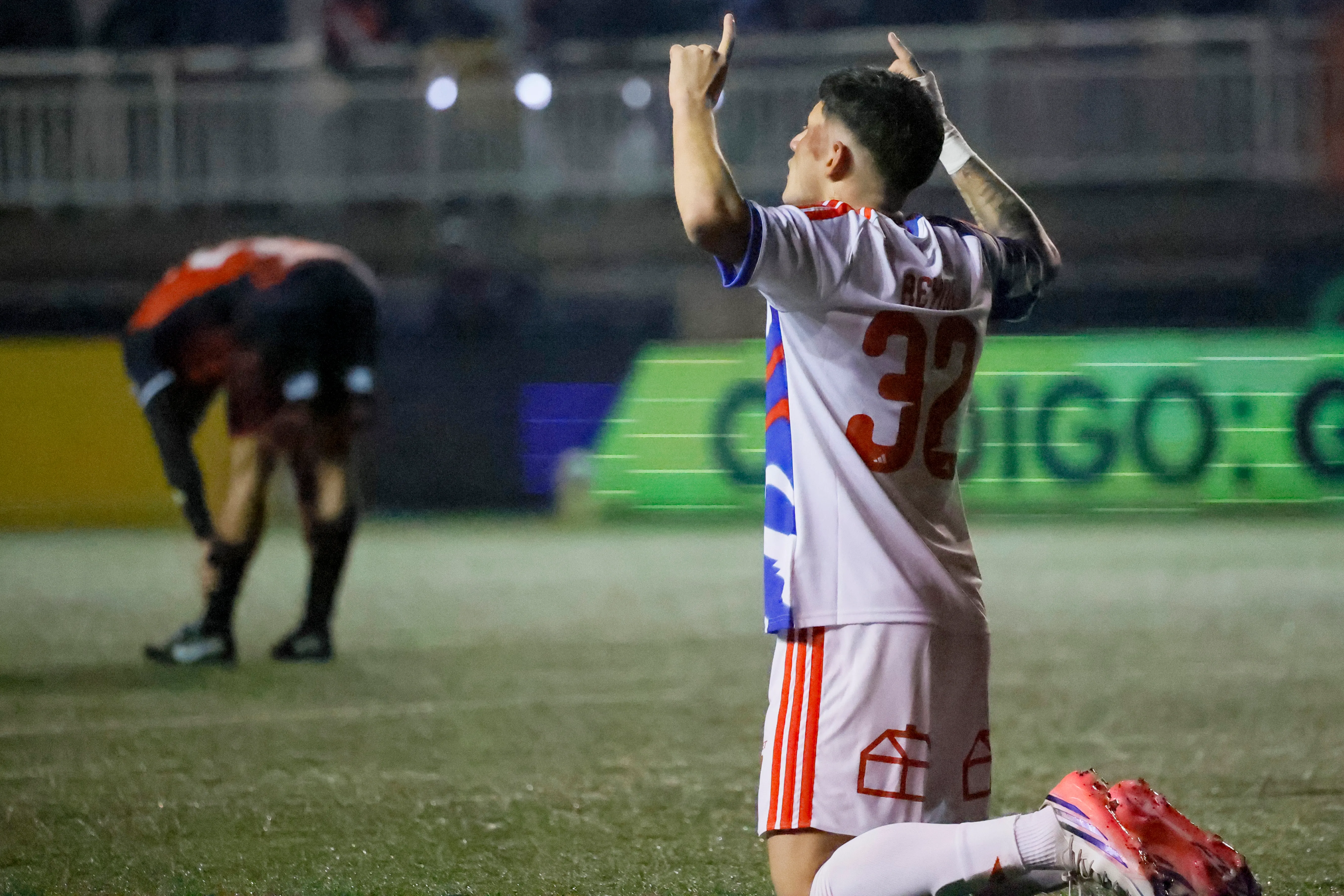 Otra imagen del festejo de Gonzalo Reyna ante Limache. (Andrés Piña/Photosport).