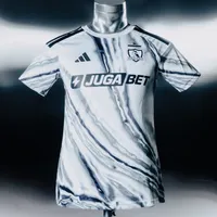 “Forjar la historia”: adidas presenta la tercera camiseta de Colo-Colo en honor a los 35 años de la Copa Libertadores
