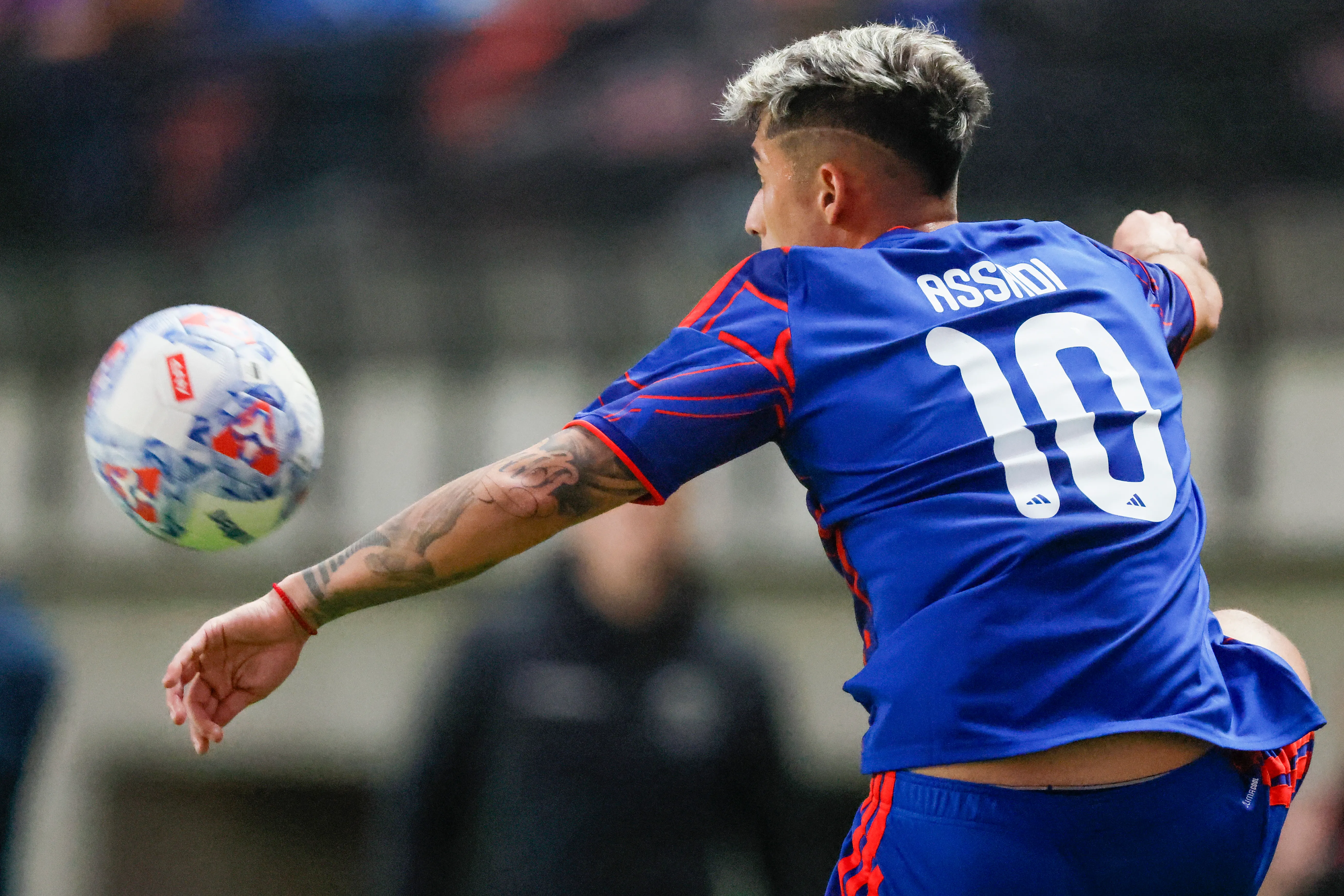Lucas Assadi ha tenido un alza importante de su nivel en Universidad de Chile y por eso retomó la titularidad. (Andrés Piña/Photosport).
