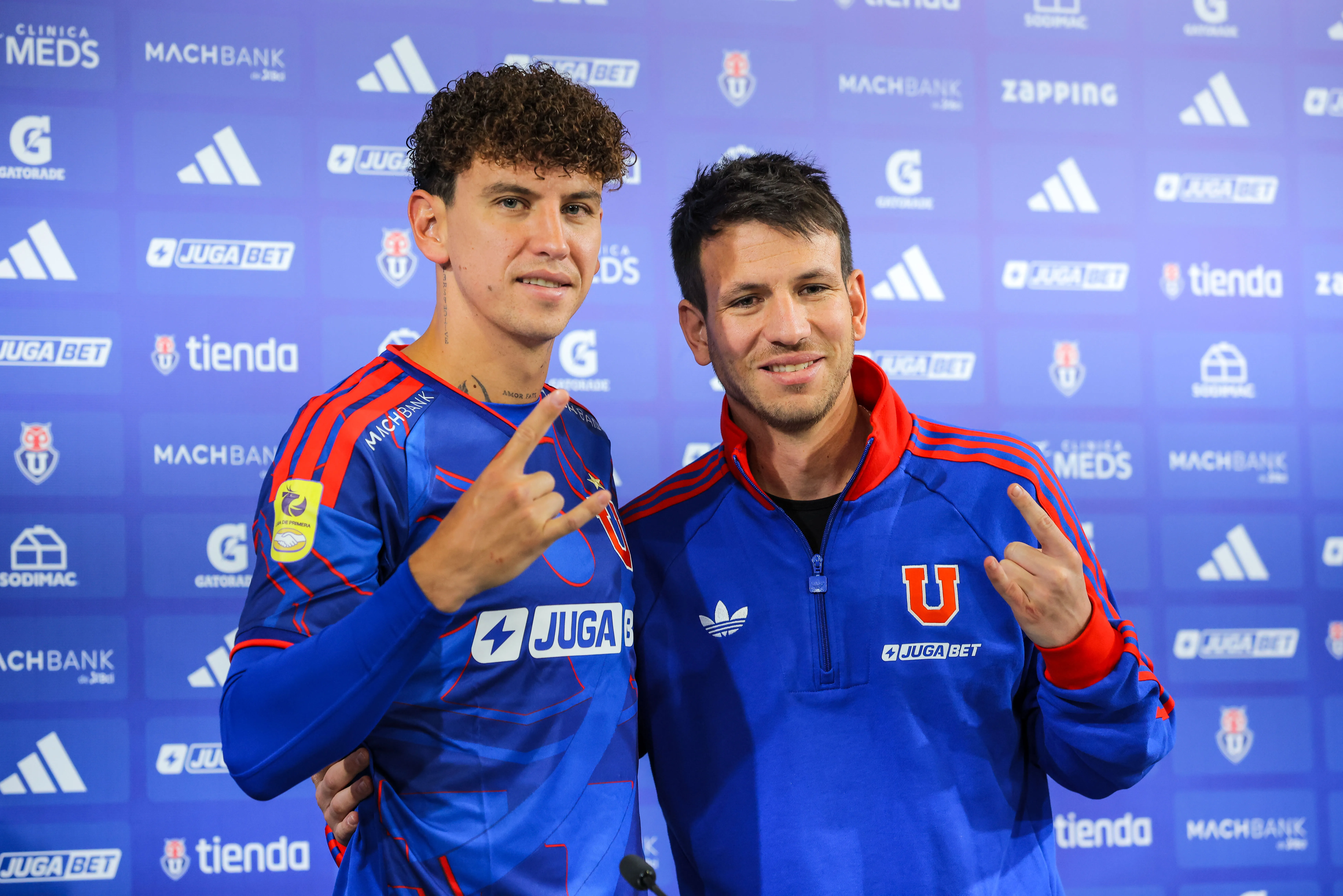 Manuel Mayo junto a Igor Lichnovsky, tercer refuerzo azul en el mercado invernal de traspasos. (Luis Quinteros/Photosport