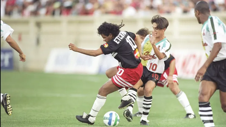 Víctor Mella lucha la pelota contra otro ex Colo Colo: Marco Antonio Etcheverry, leyenda del DC United.