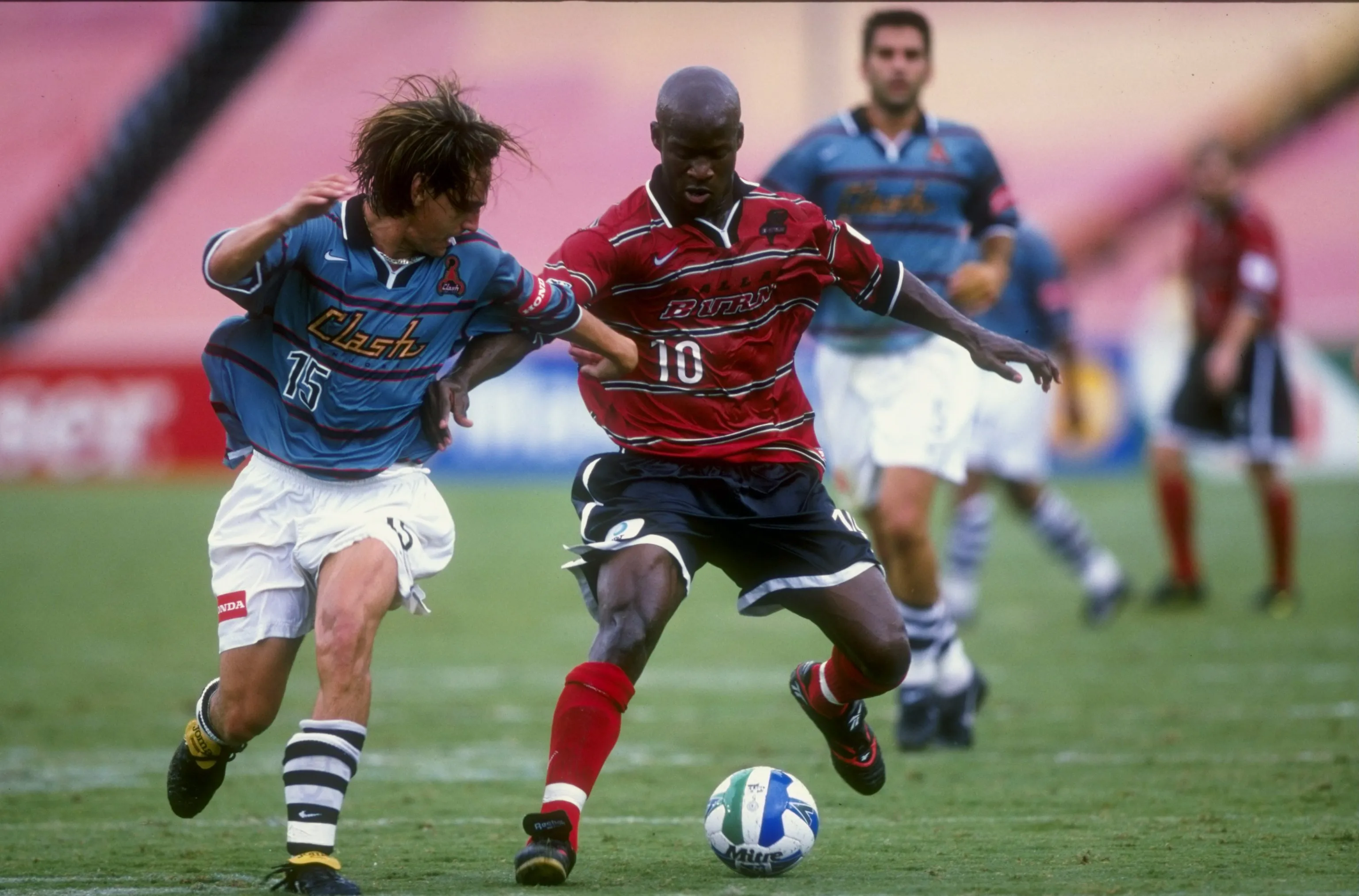 Víctor Mella jugó en 1996 y 1998 en San José Clash. También pasó por New England Revolution. (Stephen Dunn /Allsport).