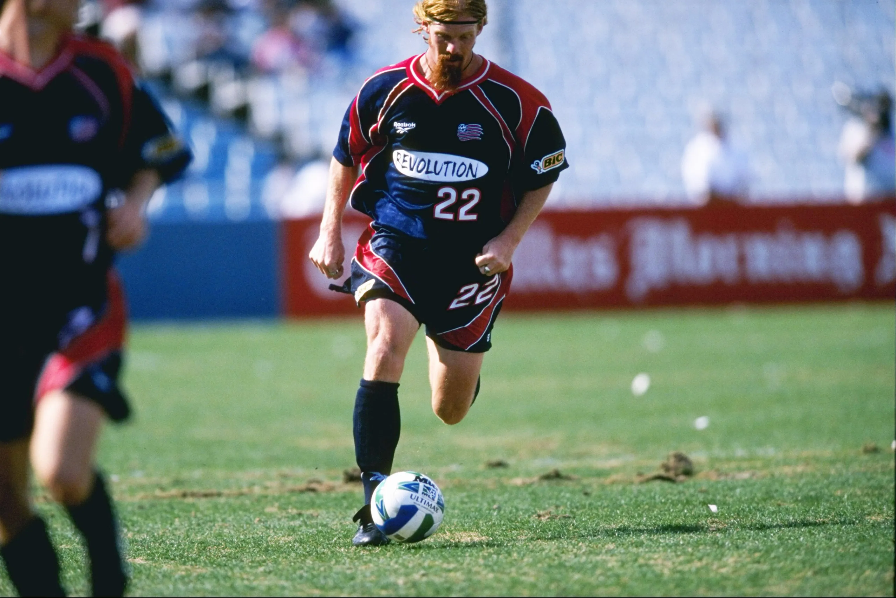 Alexi Lalas en acción por New England Revolution, donde coincidió con el chileno Víctor Mella. (Stephen Dunn /Allsport).