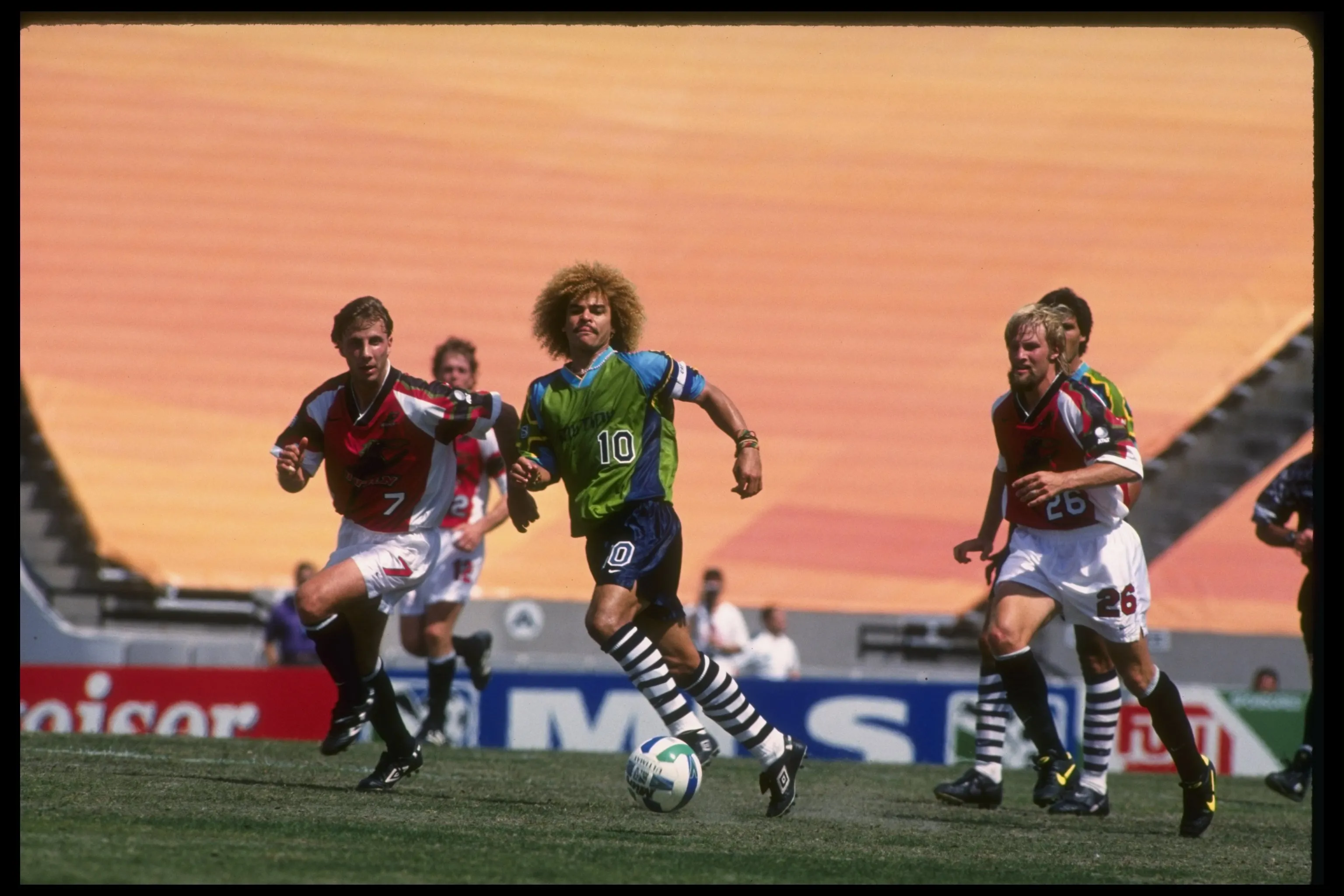 Carlos Valderrama en acción por el Tampa Bay Mutiny. (Getty Images).