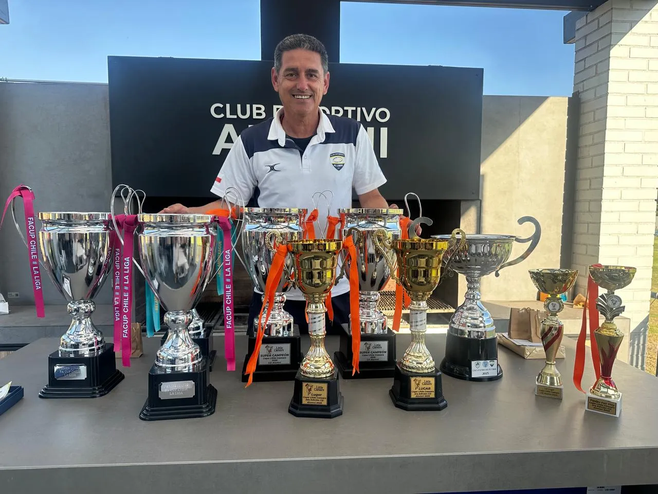 Víctor Mella luce orgulloso parte del palmarés con el Club Deportivo Alumni. (Foto: Cedida).